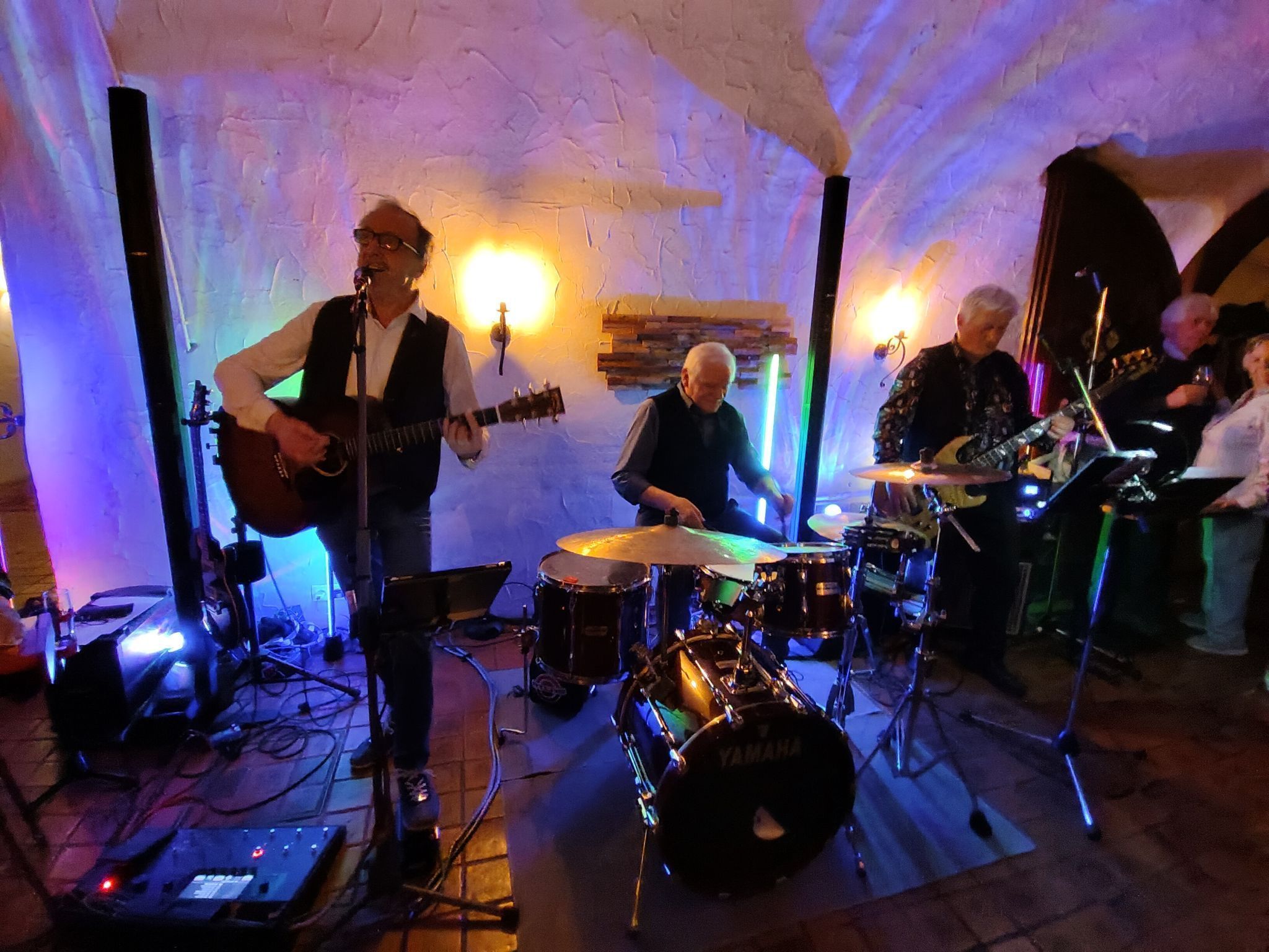 Rock’n’Roll-Rhythmen im Bärenkeller: Die Band „Comeback“ brachte die Gäste zum Tanzen.