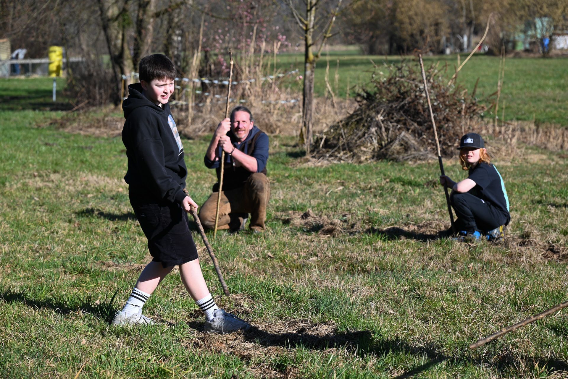 Bei einem Stockkampf können die Kinder herumtoben.