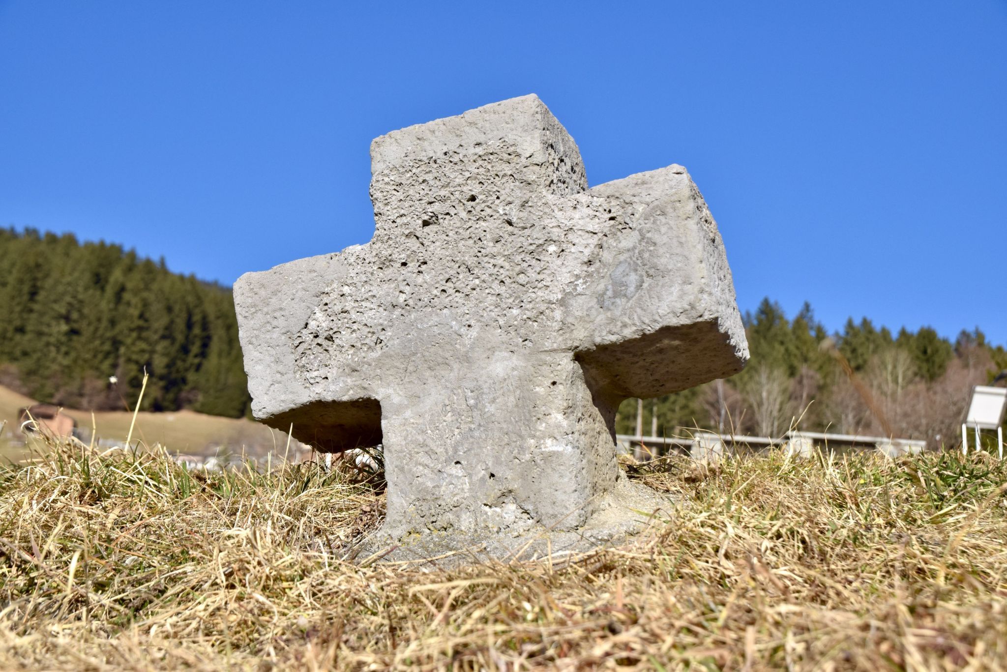 Unterhalb der Bartholomäberger Friedhofsmauer, am Bergknappenweg, steht ein 