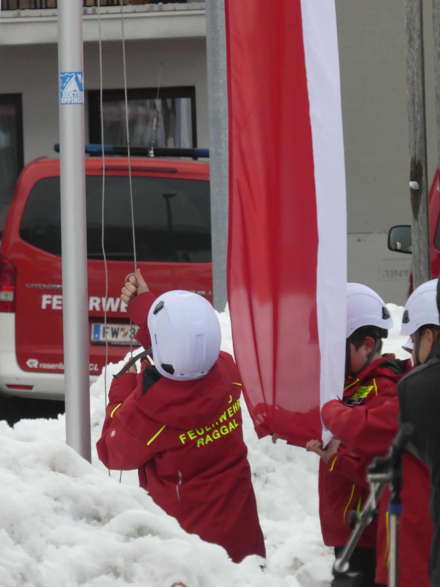 Die Feuerwehrjugend aus Raggal holte nach dem Bewerb die Fahne ein.