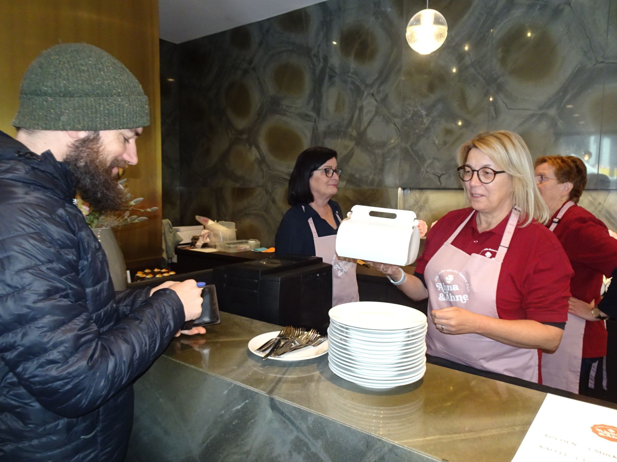 Bereits kurz nach der Eröffnung herrschte reger Andrang an der Kuchentheke. 