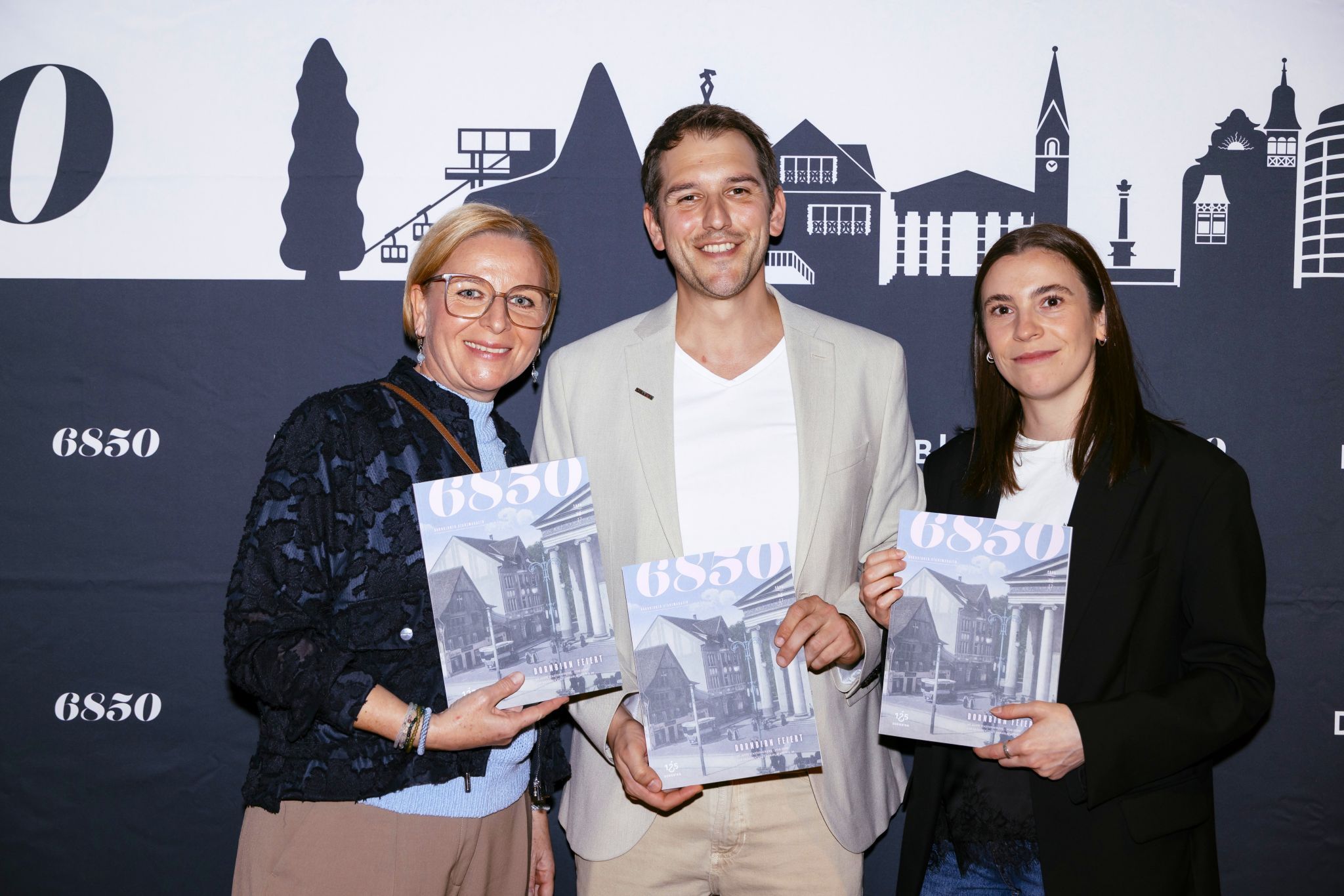 Projektleiterin Silvia Hagspiel-Eisenhofer, Tourismus Dornbirn-GF Michael Rüdisser mit der ehemaligen Stadtmagazin-Projektleiterin Valentina Marchetti, die ebenfalls zur Präsentation der neuen Ausgabe erschienen war.