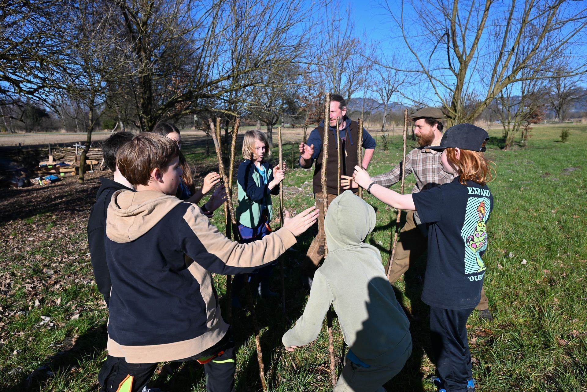 Reaktionsspiele mit Stöcken machen besonders viel Spaß.