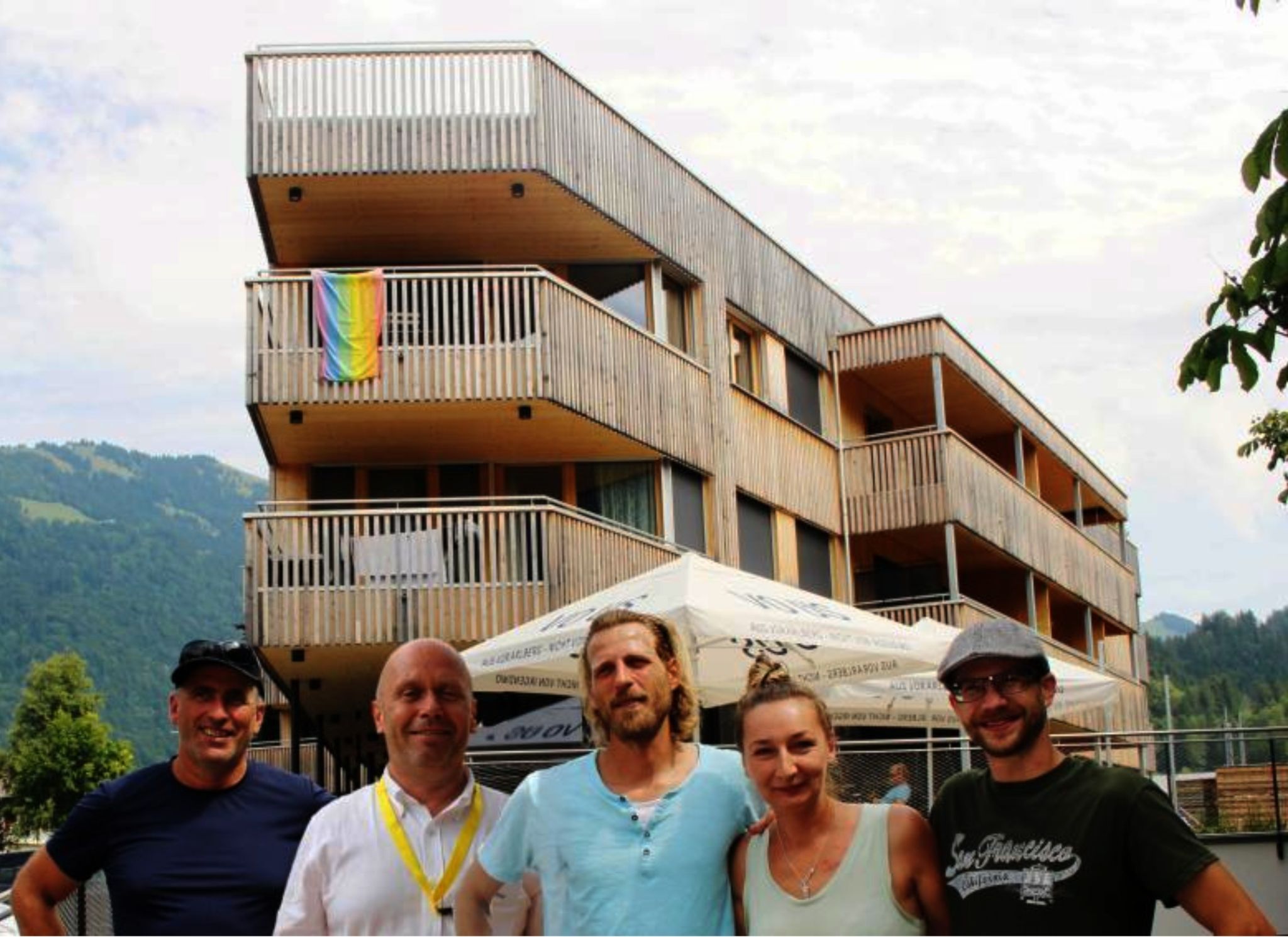 Mit dem Komot haben Ralph Broger und Kaspar Greber (von links) am Ortseingang von Bezau ein beispielhaftes Projekt umgesetzt: In einem weitgehend leerstehenden Objekt entstanden 16 Wohnungen und sechs Geschäftseinheiten. PETER STRAUSS   