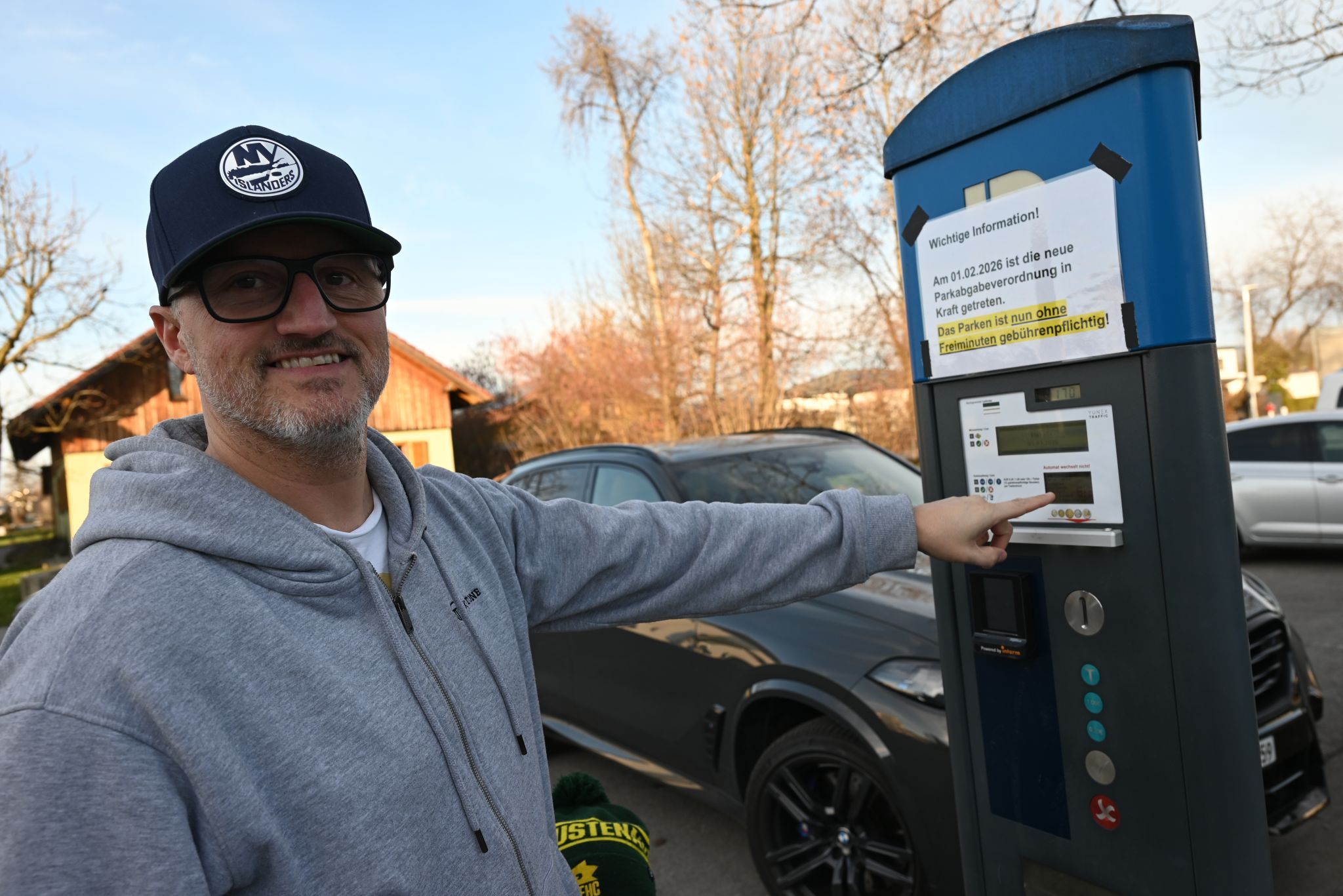 Rund 400 Euro im Jahr: Eltern kritisieren neue Parkgebühren vor Rheinhalle