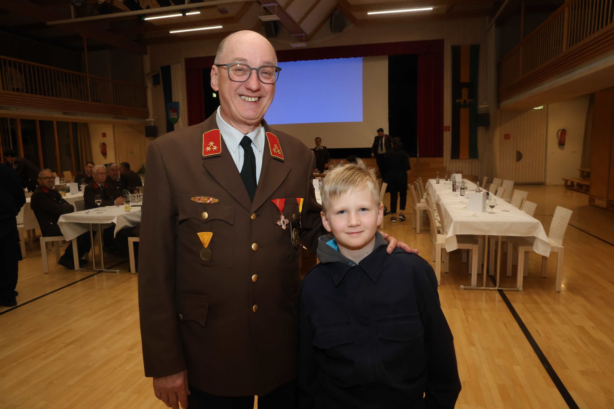 Kommandant a.D. Wolfgang Berchtel und Enkel Luis Nachbaur.