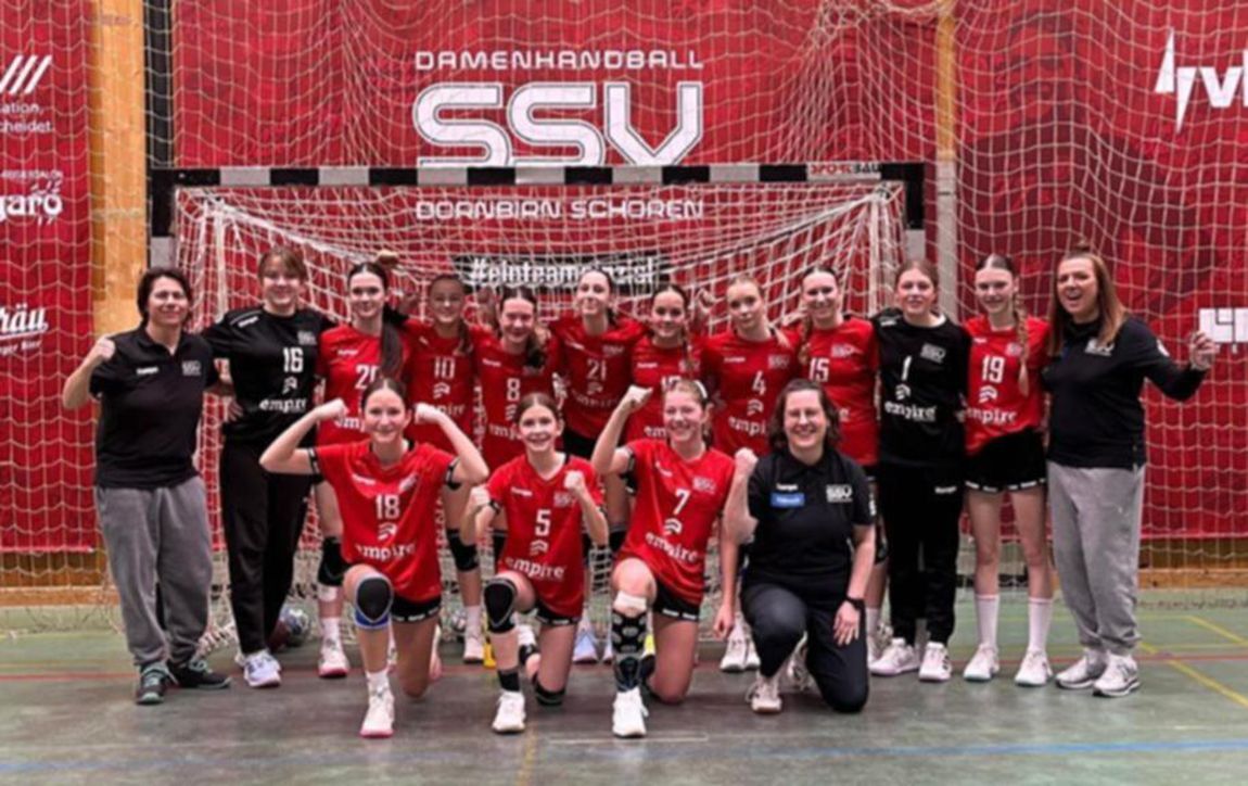 Freude bei den U14-1 Girls des SSSV Dornbirn Schoren nach dem erfolgreichen letzten Heimspiel. 