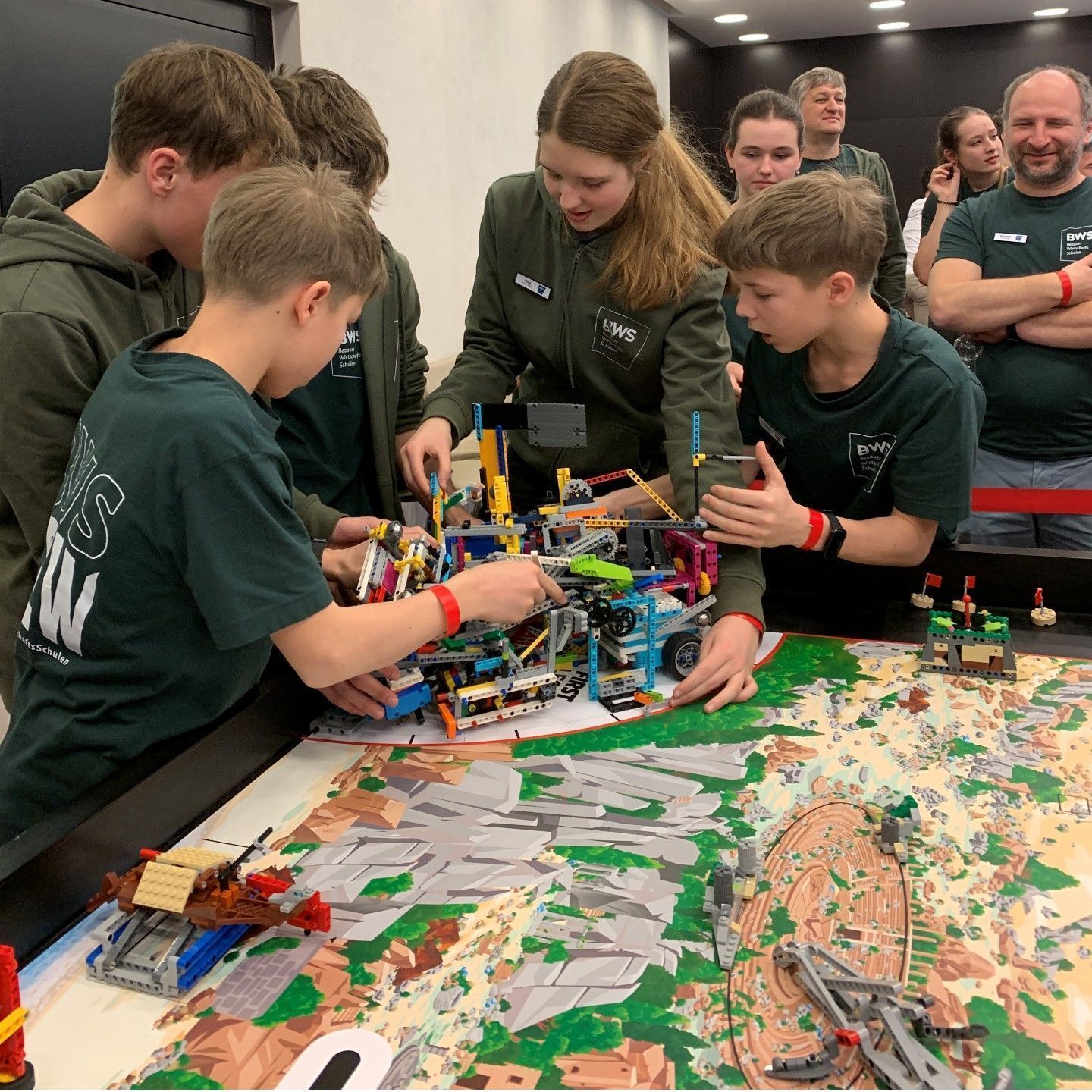 Zusätzliche Herausforderung: das schon in Kisten verpackte Equipment musste eilig wieder „startklar“ gemacht werden – gerade noch rechtzeitig, um die Qualifikation für Leipzig zu schaffen.