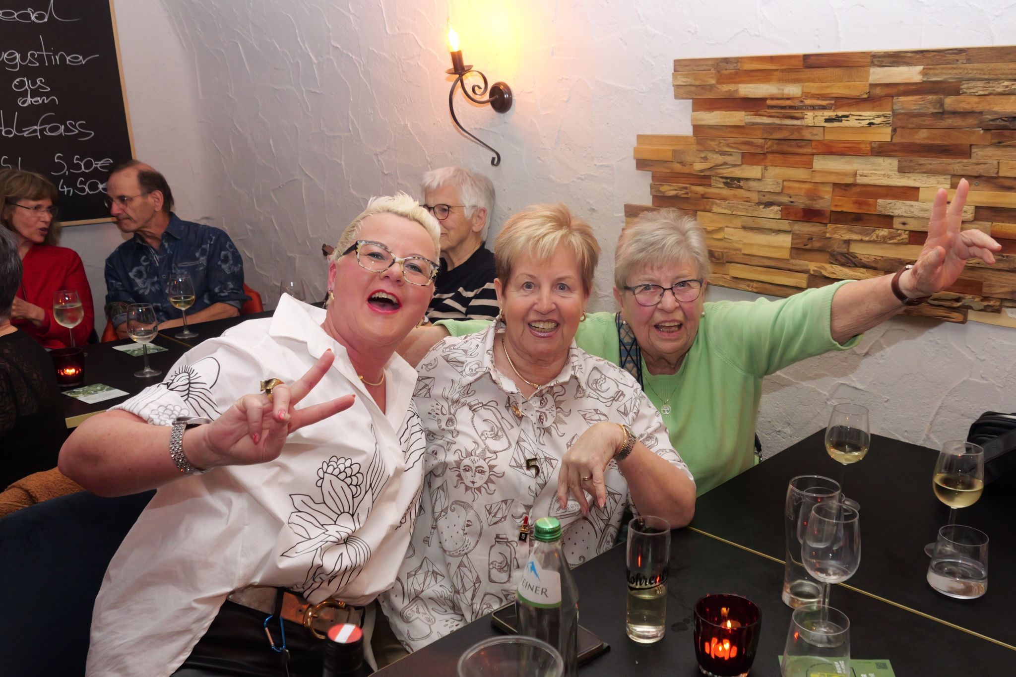 Mona, Amrei und Silvia feierten im Bärenkeller mit 