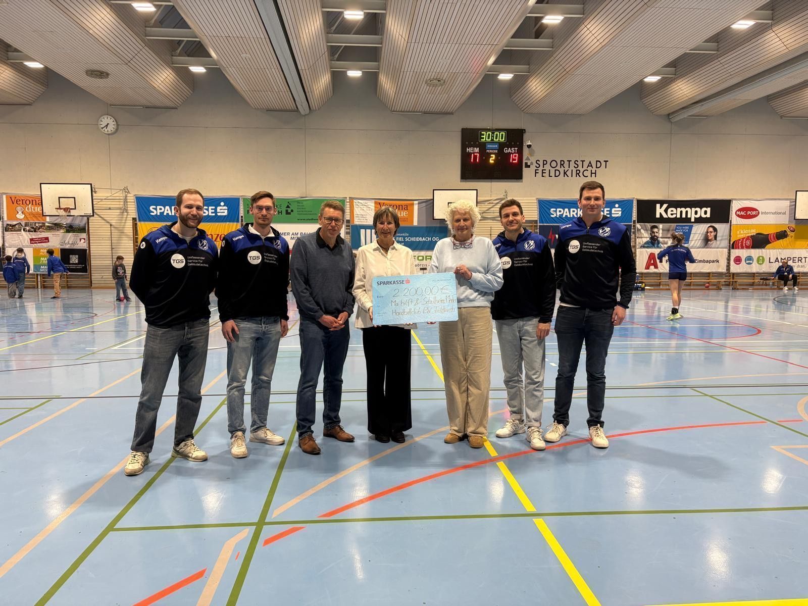 Der Handballclub Feldkirch hat an die VN und das Schulheim Mäder einen Scheck übergeben.