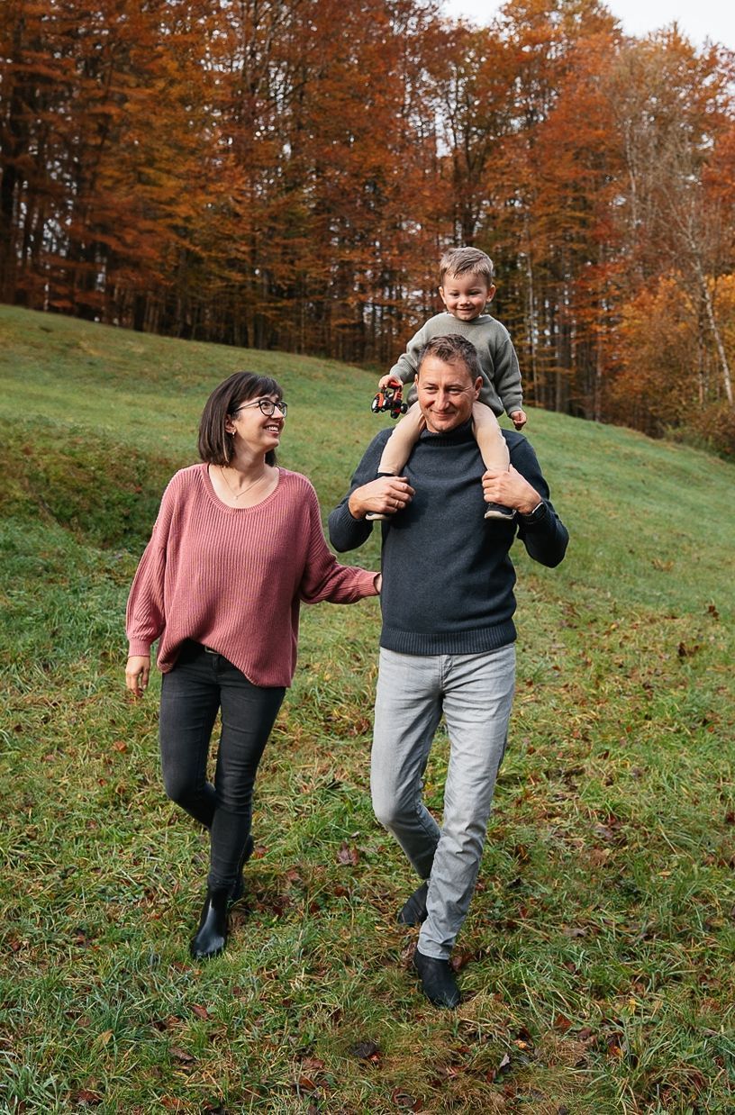 Ana und Fridolin mit Elias, der sich sichtlich freut, auf den Schultern vom Papa getragen zu werden. © Irina Gantze 