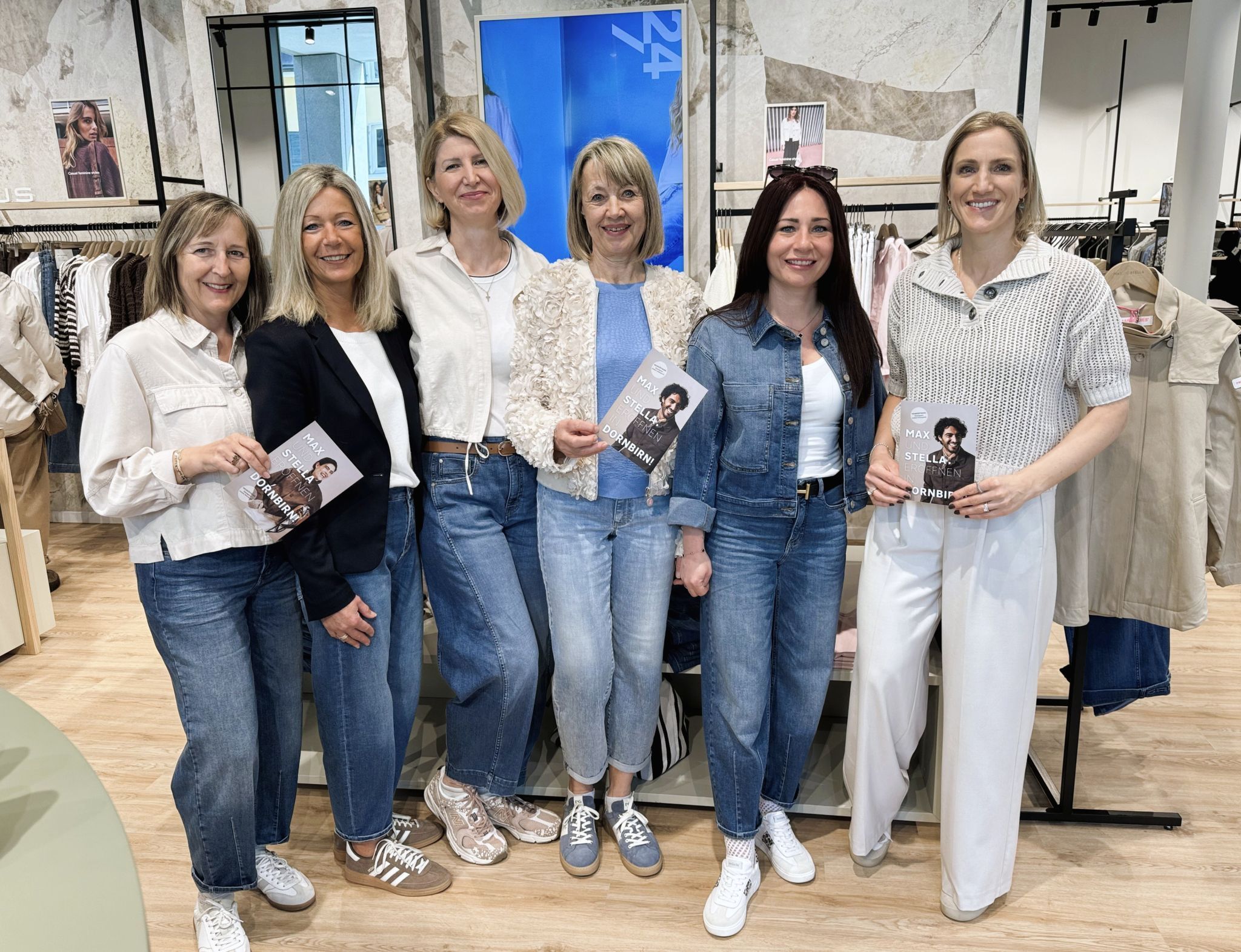 Geschäftsinhaberin Desiree Riedlsperger (re.) und Store-Leiterin Tanja Adric (2.v.li) mit ihrem Team bei der Eröffnungsfeier.