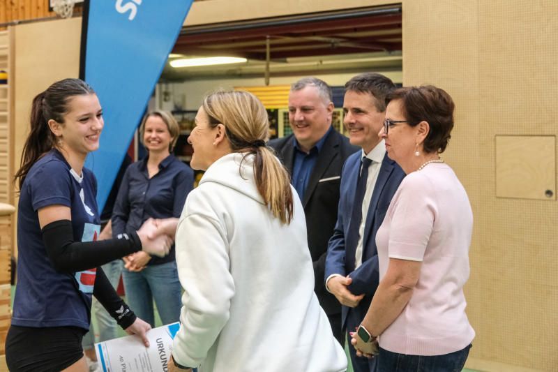 Birgit Butt gratulierte den siegreichen Teams.