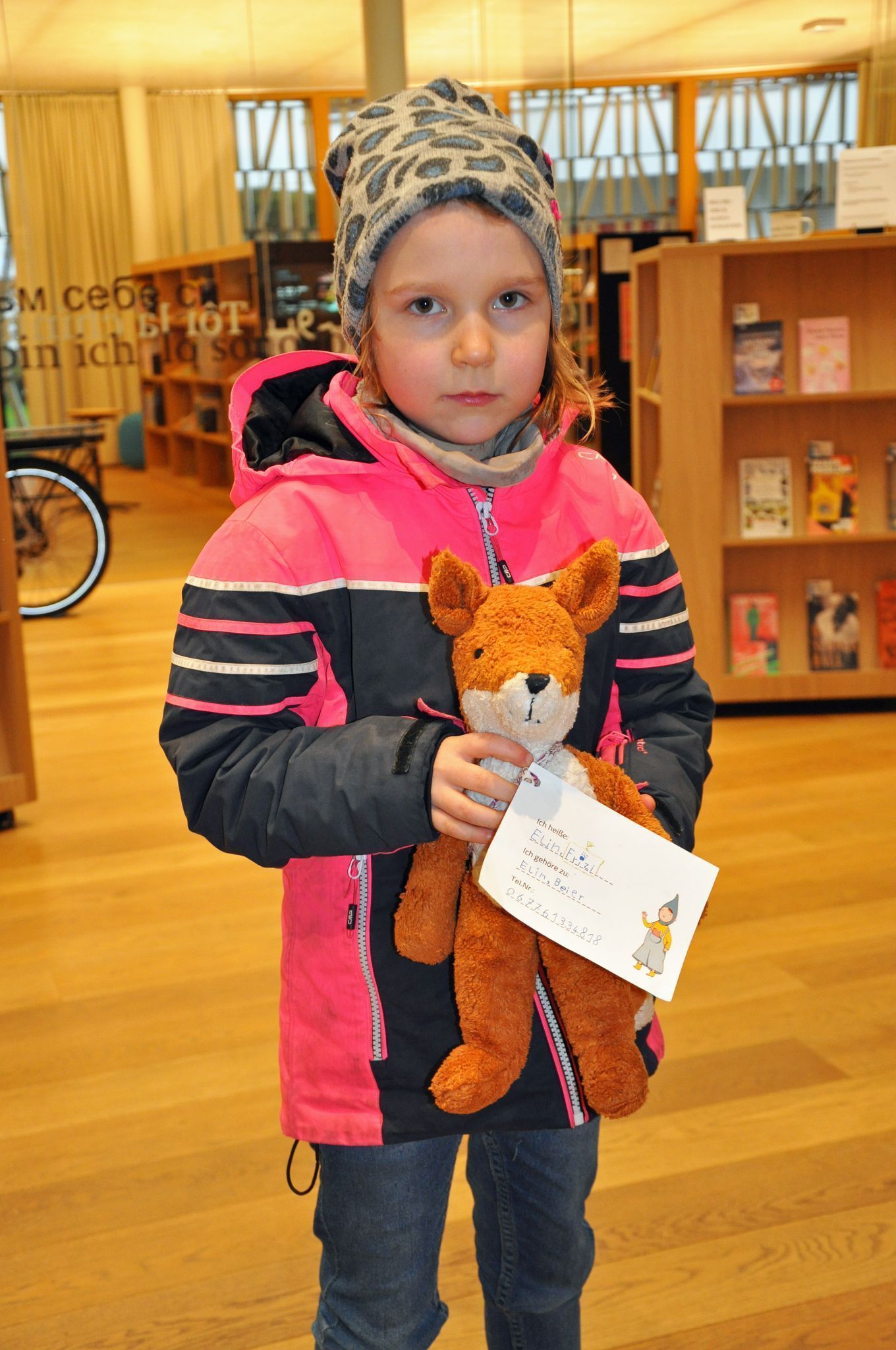 Elin, 6, trennte sich für eine Nacht von ihrem Fuchs Frizi.