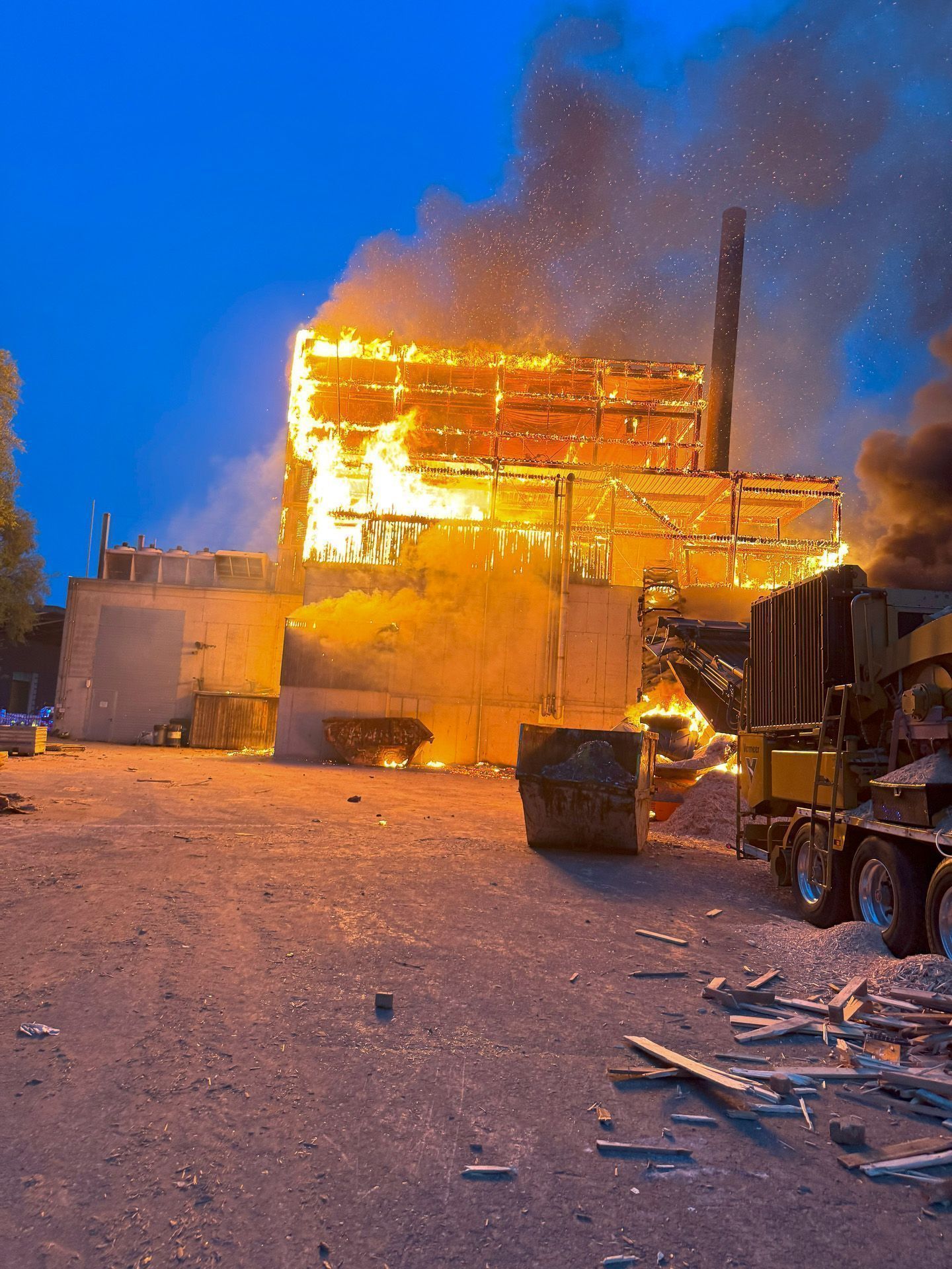 In Lustenau brannte eine Hackschnitzelanlage. (Quelle: Feuerwehr)