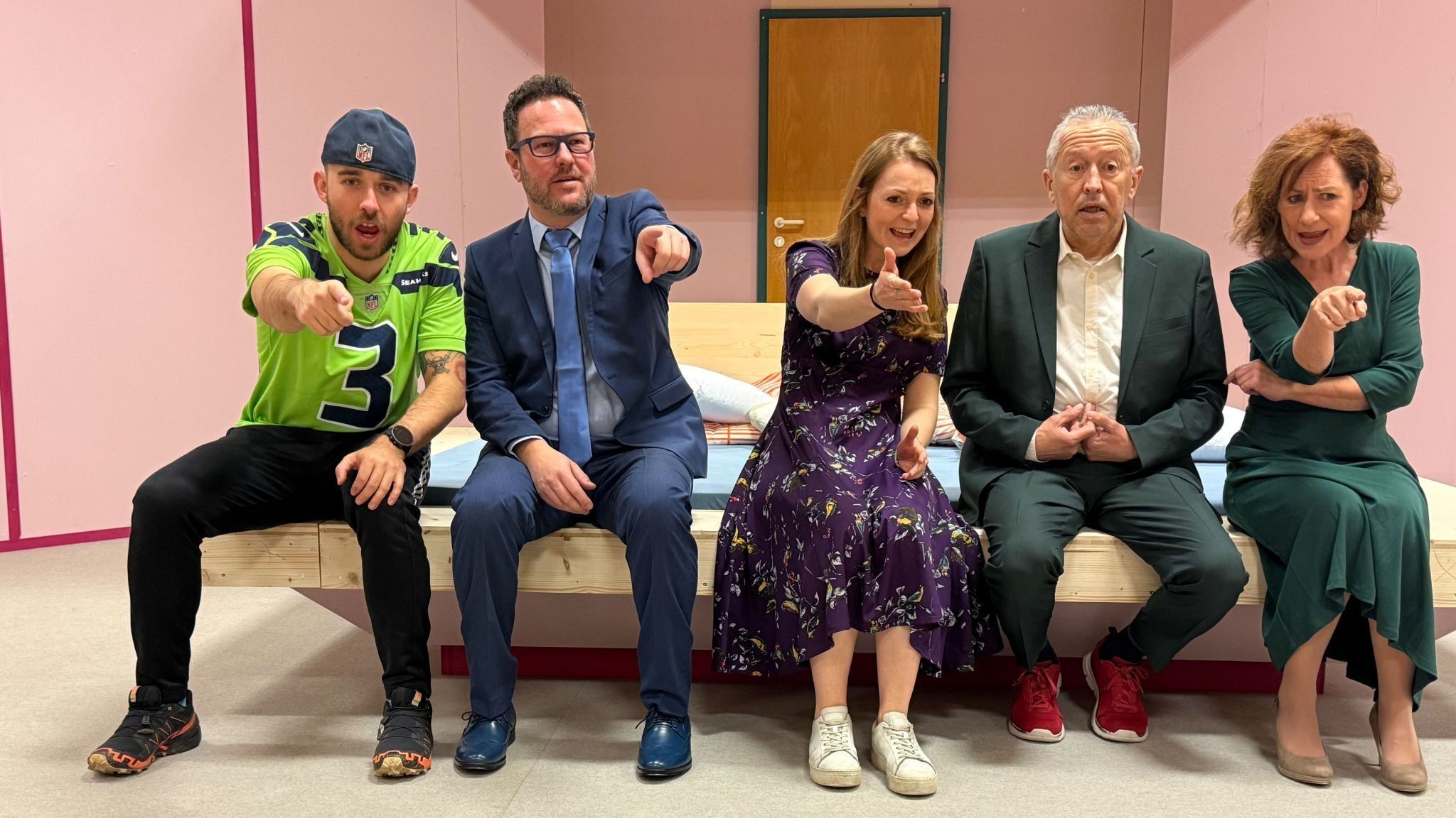 Als auch noch Dr. Engelmann (André Röck, zweiter von links) auftaucht, wird es turbulent.