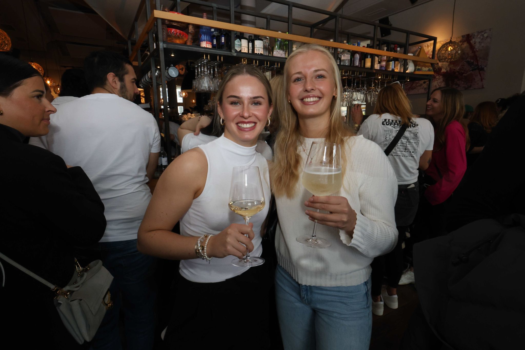 DJane Magdalena Murtinger und Geigerin Evelyn Gräter.