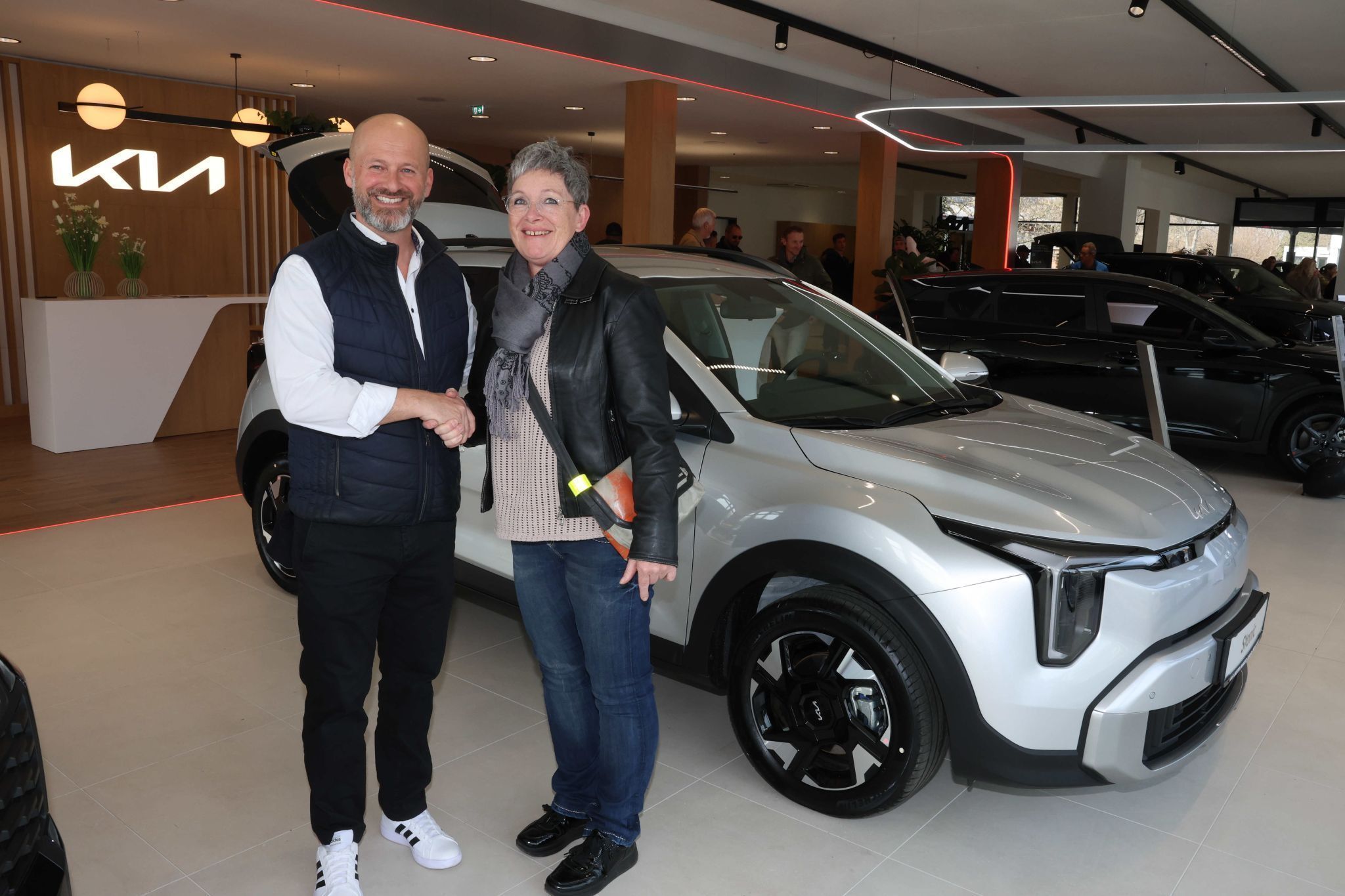 Christian Coik und Kia-Käuferin Astrid Ganath.