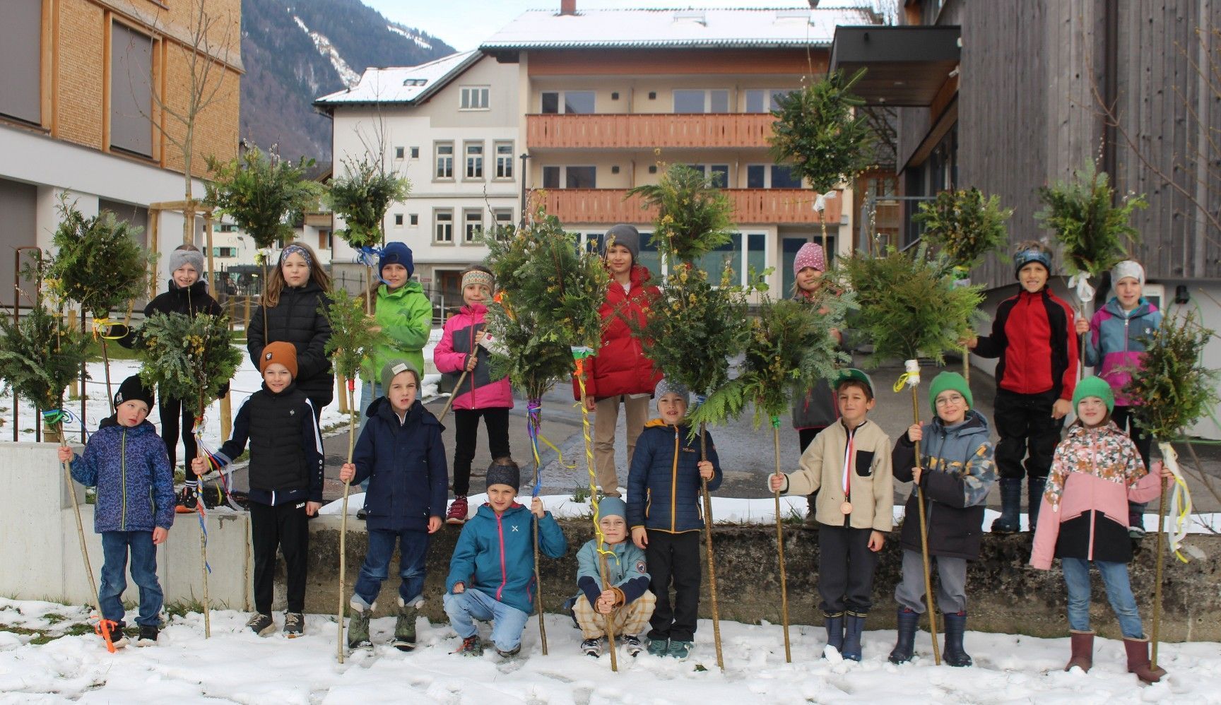 In einer gemeinsamen Aktion – meist mit Vater oder Göti – bastelten Bezauer Erstkommunionkinder prächtige Palmbuschen, die sie im Sonntagsgottesdienst stolz präsentierten. PETER STRAUSS   