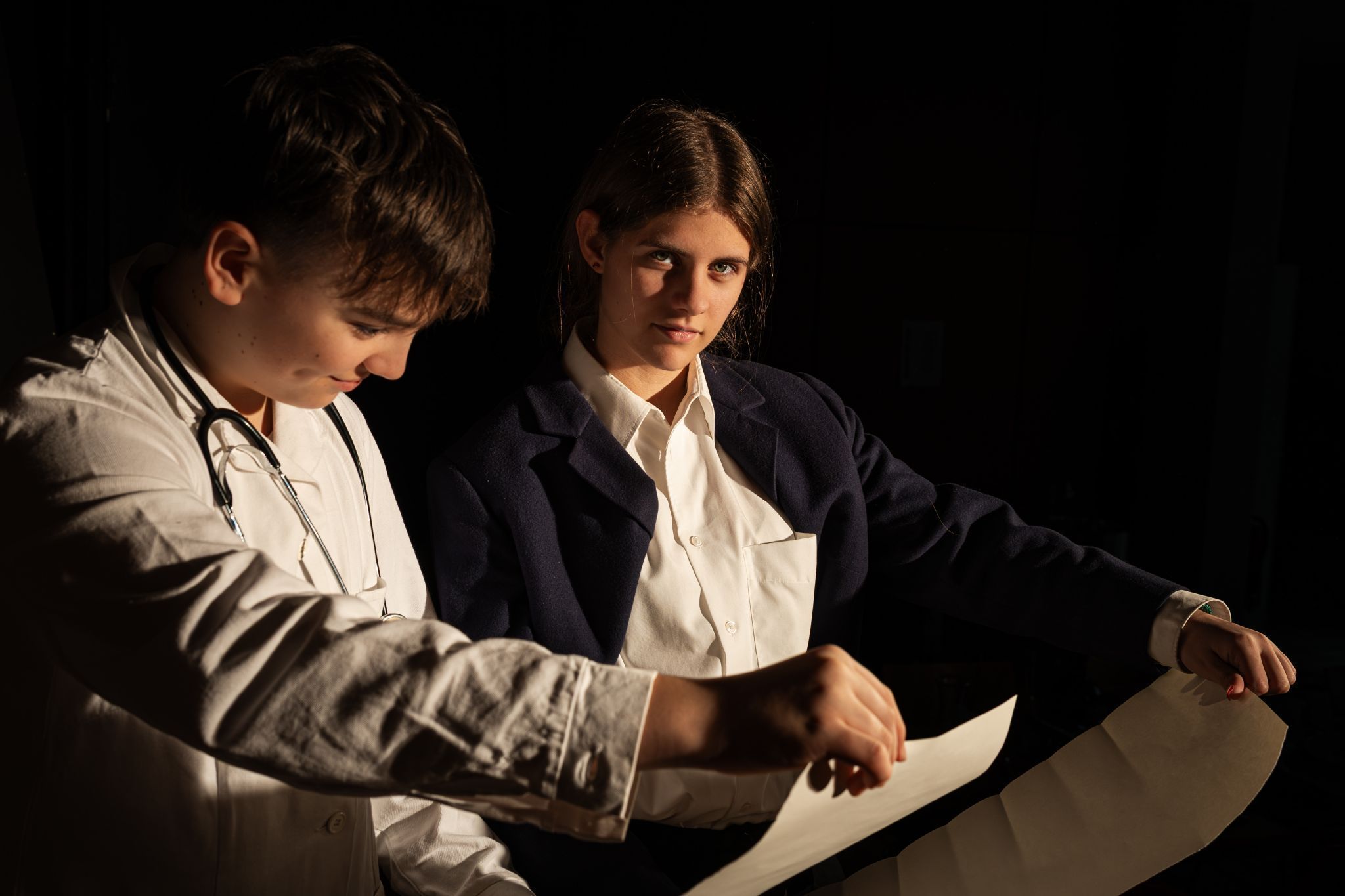 Die jugendlichen Schauspieler haben sich intensiv auf die Theaterpremiere vorbereitet.