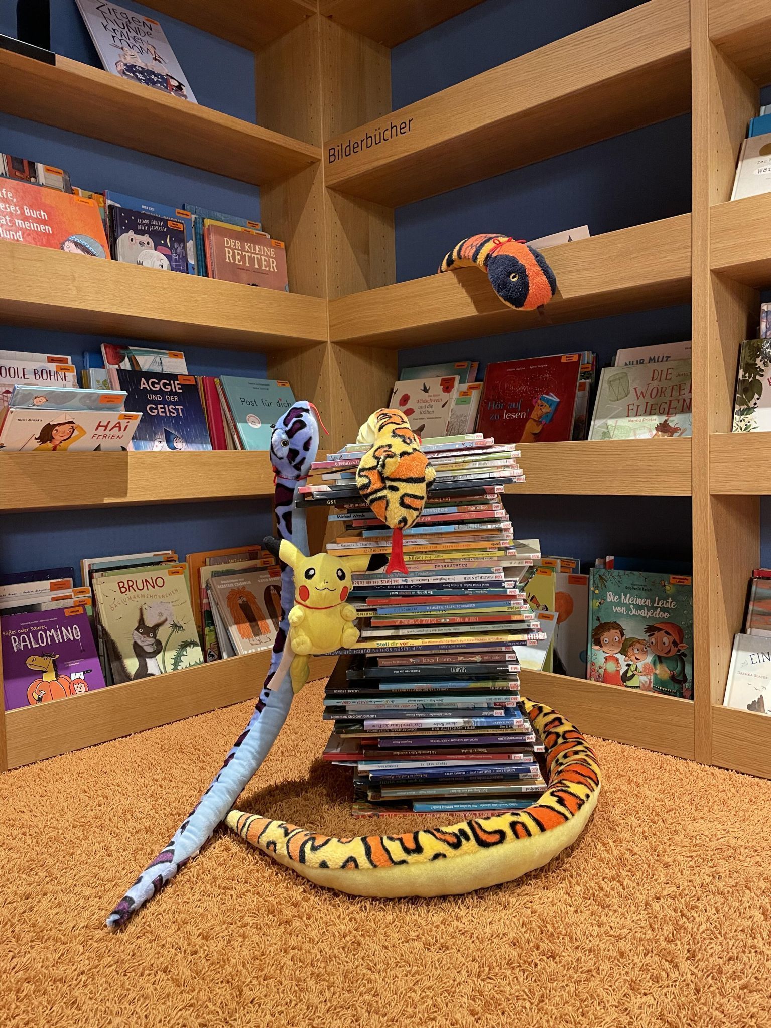 Die Schlangen verschlangen stapelweise Bücher.