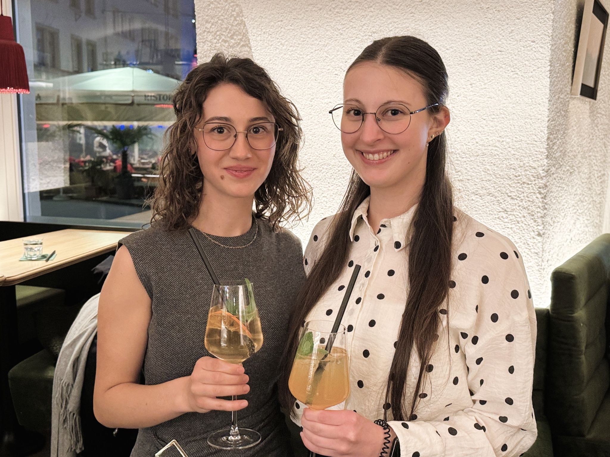 Annika und Marina kamen zur Vernissage.