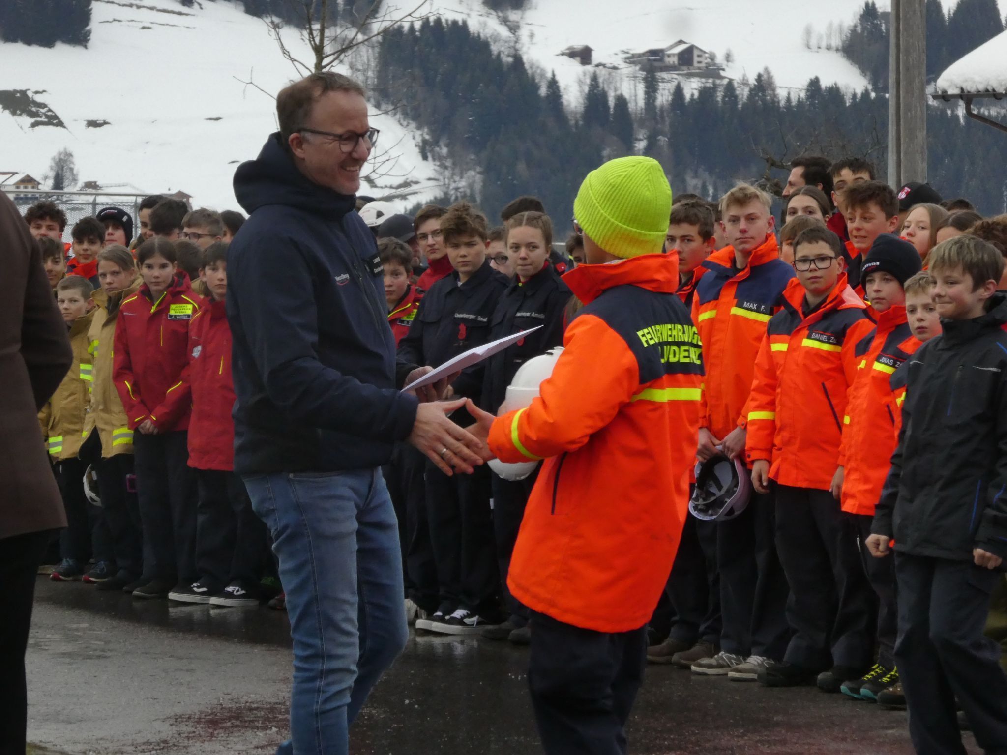 Die Abzeichen und Urkunden wurden von den Ehrengästen verteilt.