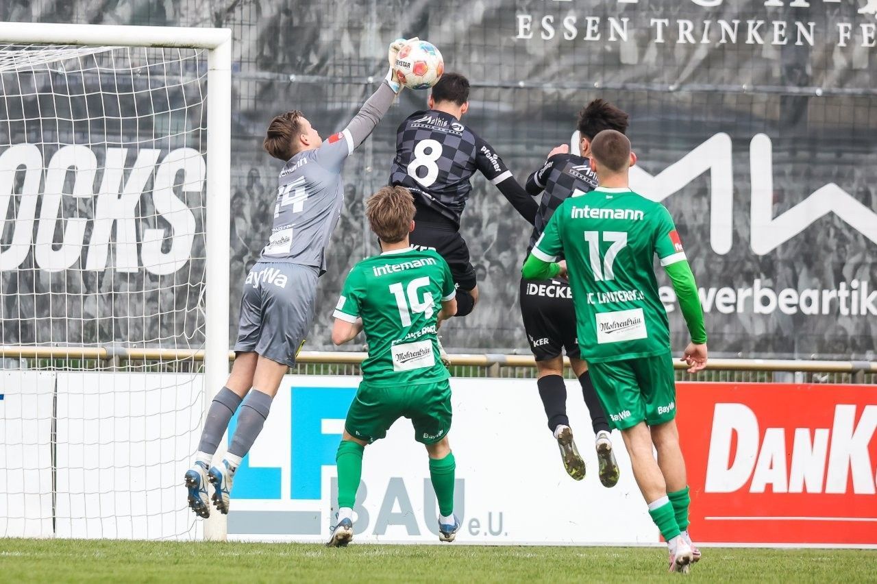 Lauterach Goalie Lukas Kusche kassiert gegen Emre Yabantas ein Verlusttor. VN-STEURER