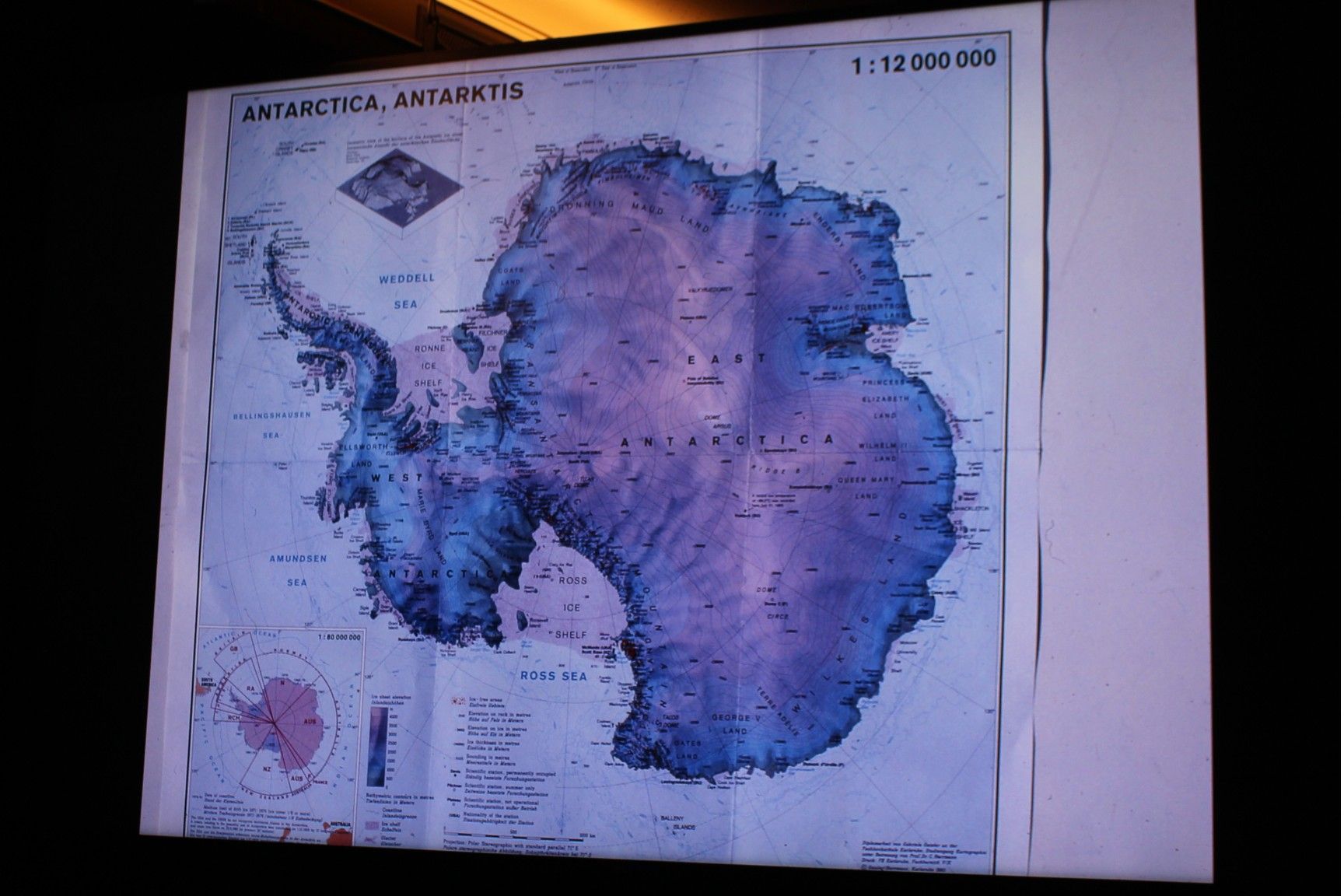 Martin Uhlig brachte seinen Zuhörern die Antarktis näher. Dem eisigen Kontinent sind riesige Schelfeise vorgelagert. Die größten davon, Ross-Schelfeis und Filchner-Ronne-Schelfeis, sind mit 487.000 und 449.000 km2 größer als Deutschland und Österreich (441.000) zusammen.