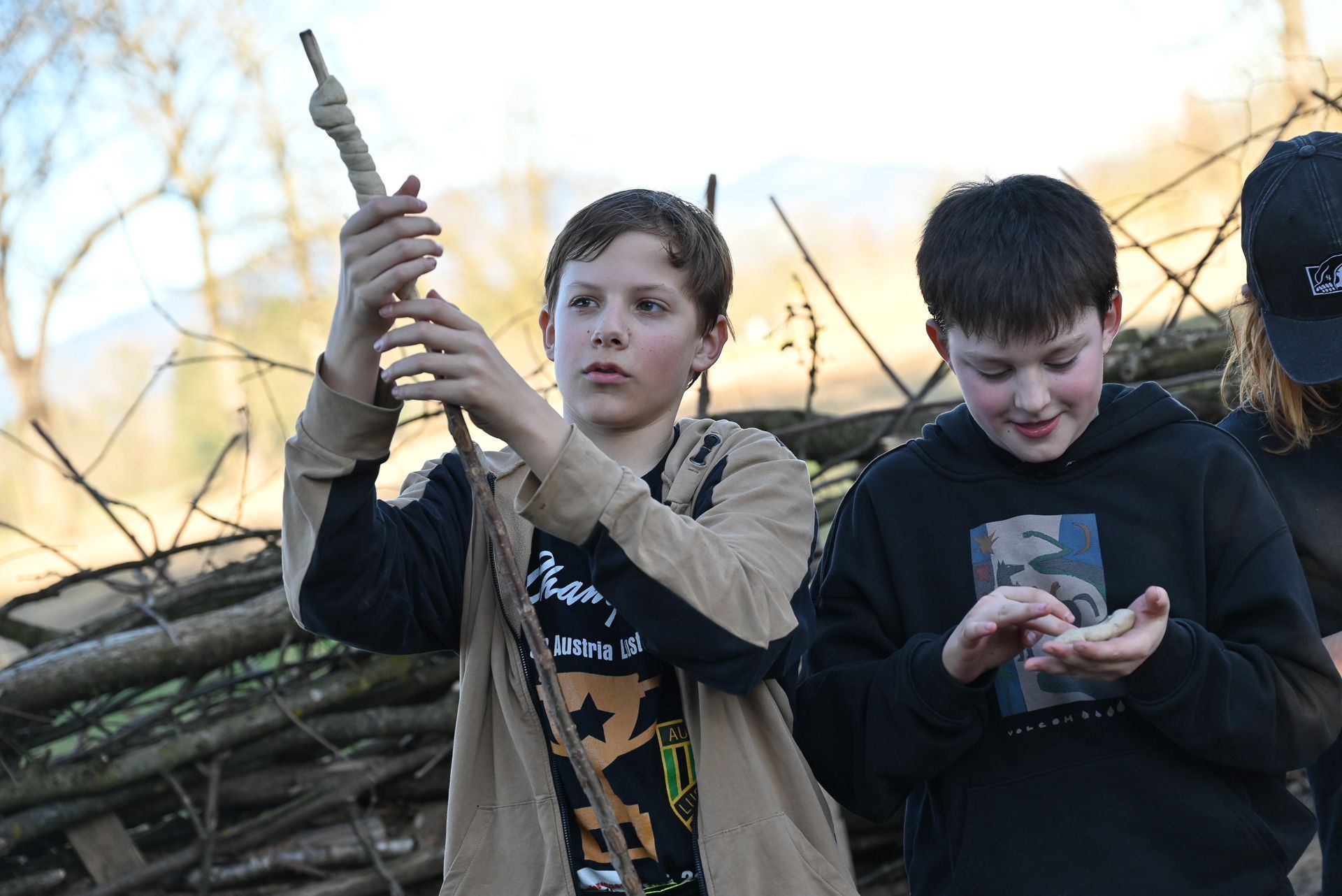 Die Kinder genießen die Zeit vor dem Lagerfeuer.