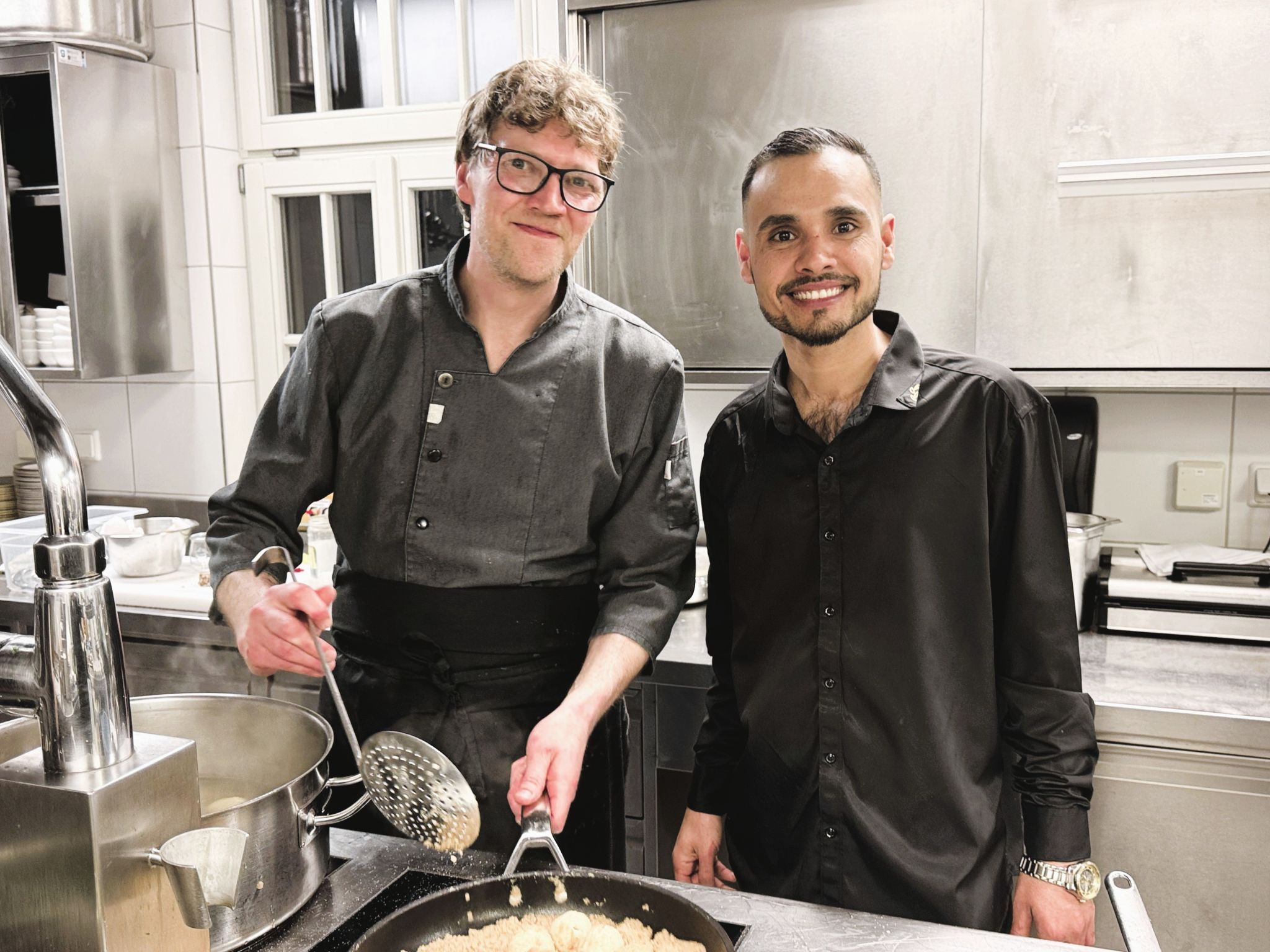 Souschef Patrick Miller mit Mitarbeiter Sarhad Rasuli.