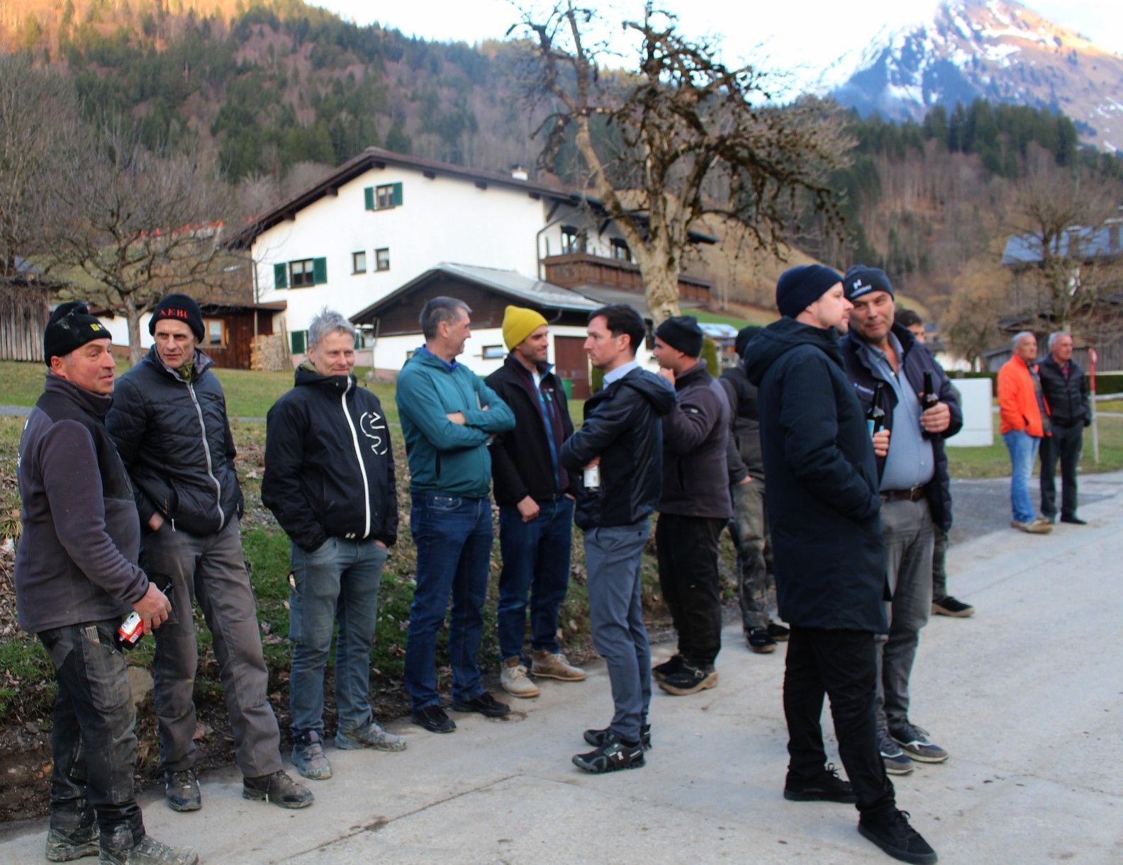 Neben Handwerkern waren zur Firstfeier auch Nachbarn und künftige Bewohner der Anlage Holda eingeladen. Holda steht einerseits für Holderstaude und das Aufblühen dieser. „Da blühe ich auf“ ist deshalb auch das Motto für das Projekt.