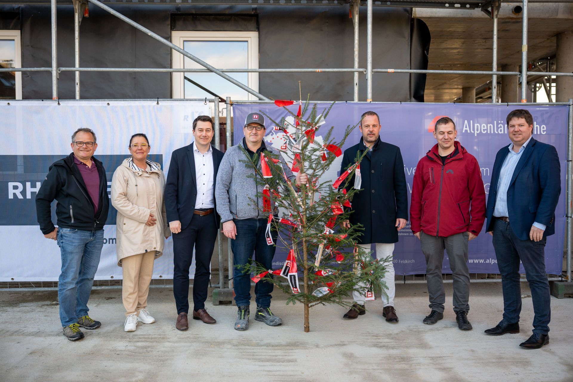 Bauherren mit Vertretern aus Politik und Wirtschaft bei der Firstfeier des nächsten Gebäudes beim 
