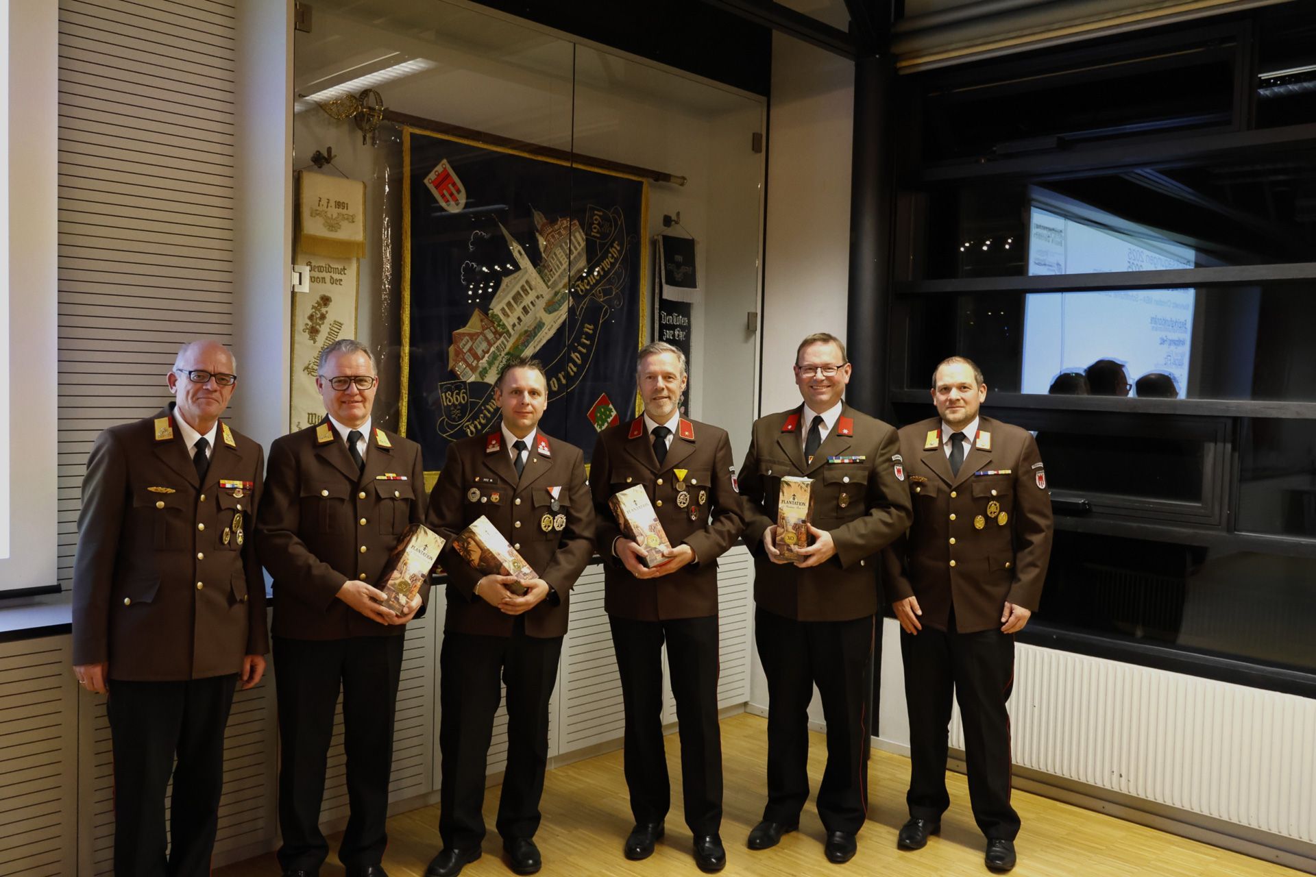 Das Bezirkskommando mit Martin Kisser, Bezirksvertreter Wolfgang Fetz, Bezirksjugendreferent Marcel Fitz, Christian Markowitz, ehemaliger Schriftführer, Daniel Steinhofer (Bezirksschriftführer) und Abschnittsfeuerwehrkommandant Stefan Banzer. (Quelle: Feuerwehr)