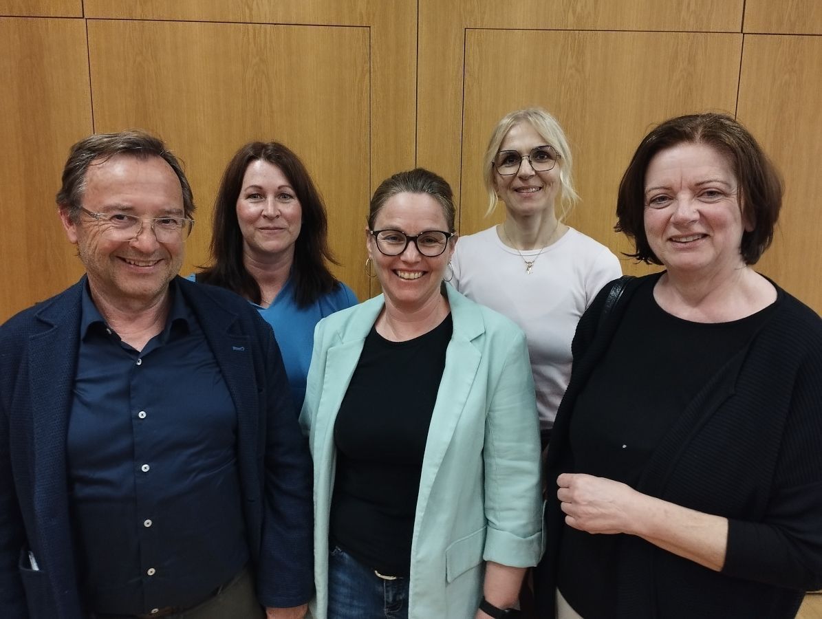 Die Pool-Obleute Werner Böhler, Daniela Lehner, Claudia Gunz und Cornelia Graninger mit Pflege-Leiterin Manuela Wehinger. (Foto: NAM)