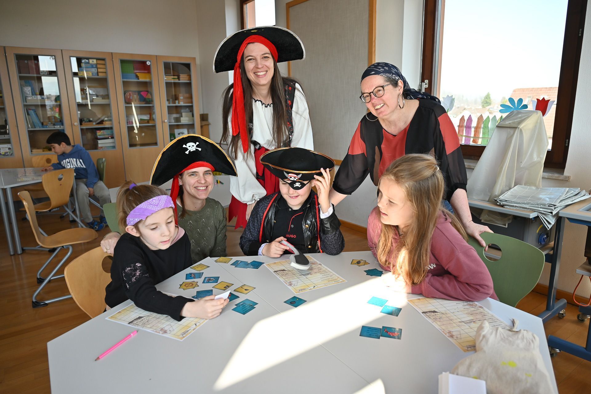 In den zweiten Klassen sind die Piraten eingezogen. Sie lesen Piratentexte und lösen anschließend Rätsel dazu.