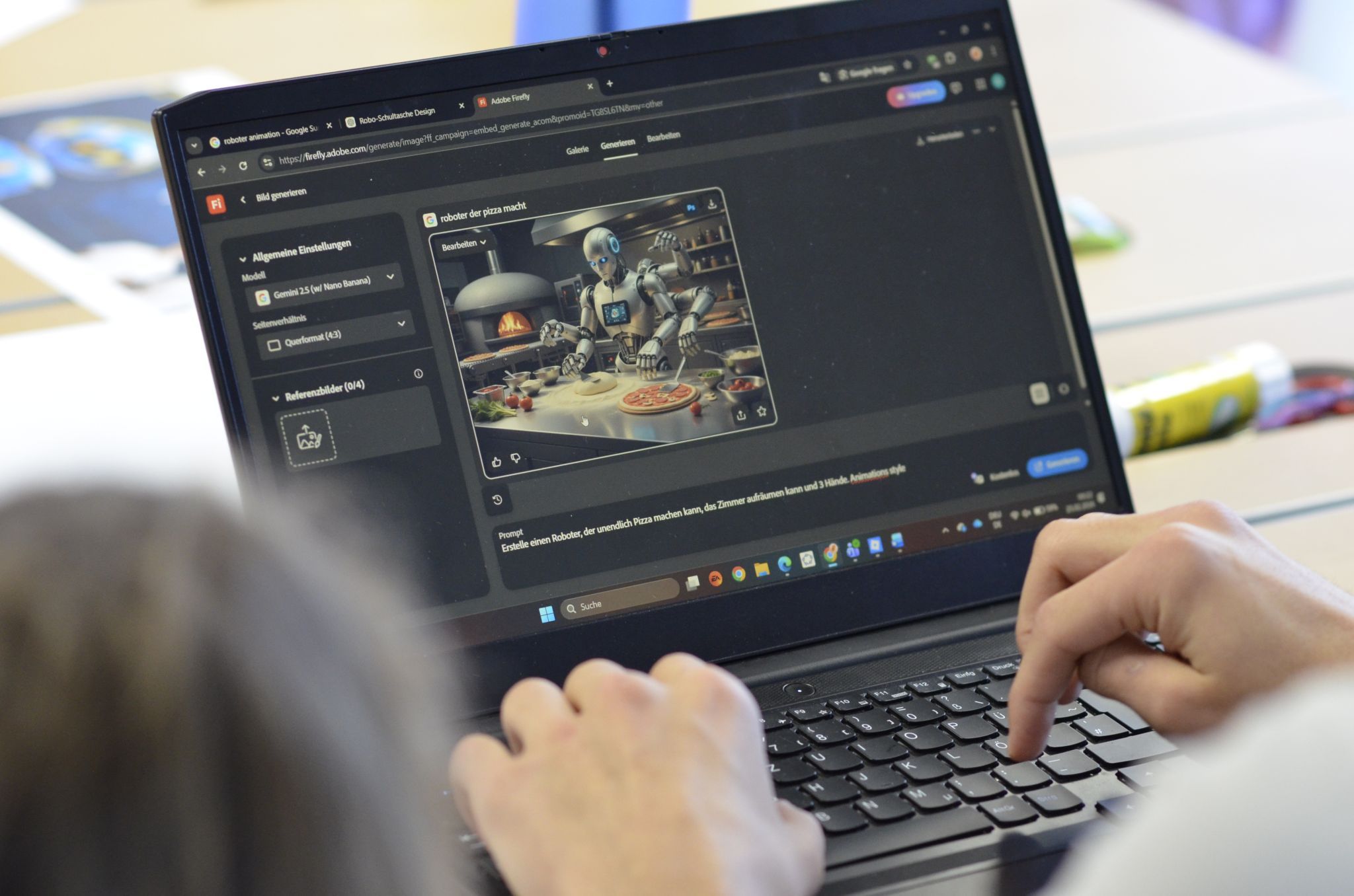 Die Schüler entwickelten Roboterideen am Laptop.