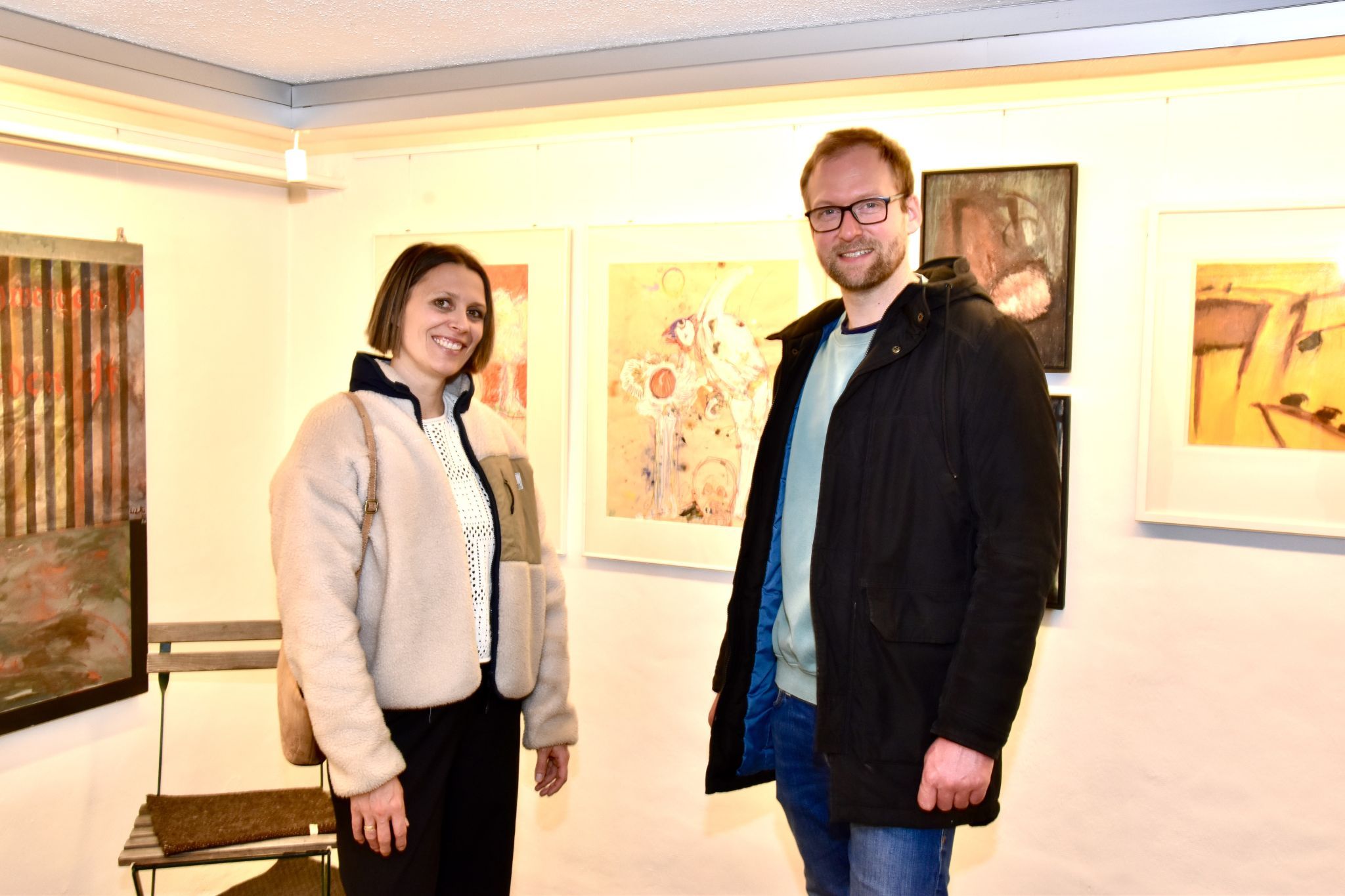 Desiree und Simon Schlatter-Schröcker im Ausstellungsraum mit Werken von Helmut Schlatter