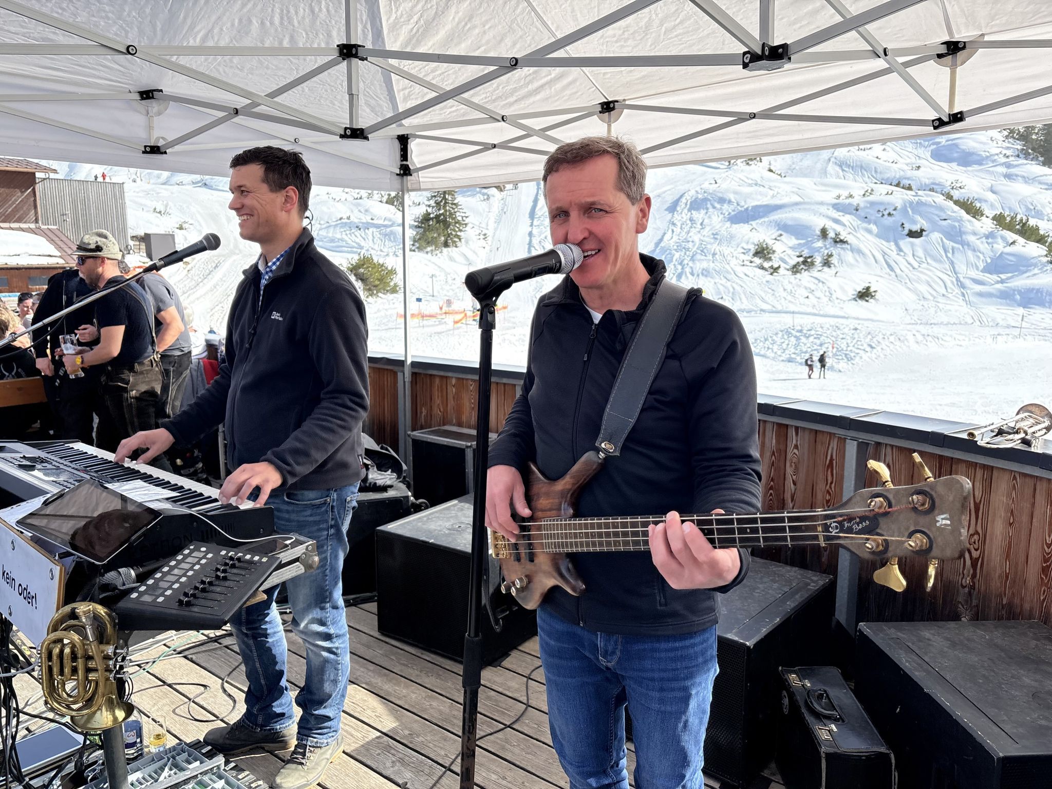 Partystimmung mit Alpenstarkstrom auf der Terrasse des Bergrestaurants Sonnenkopf.