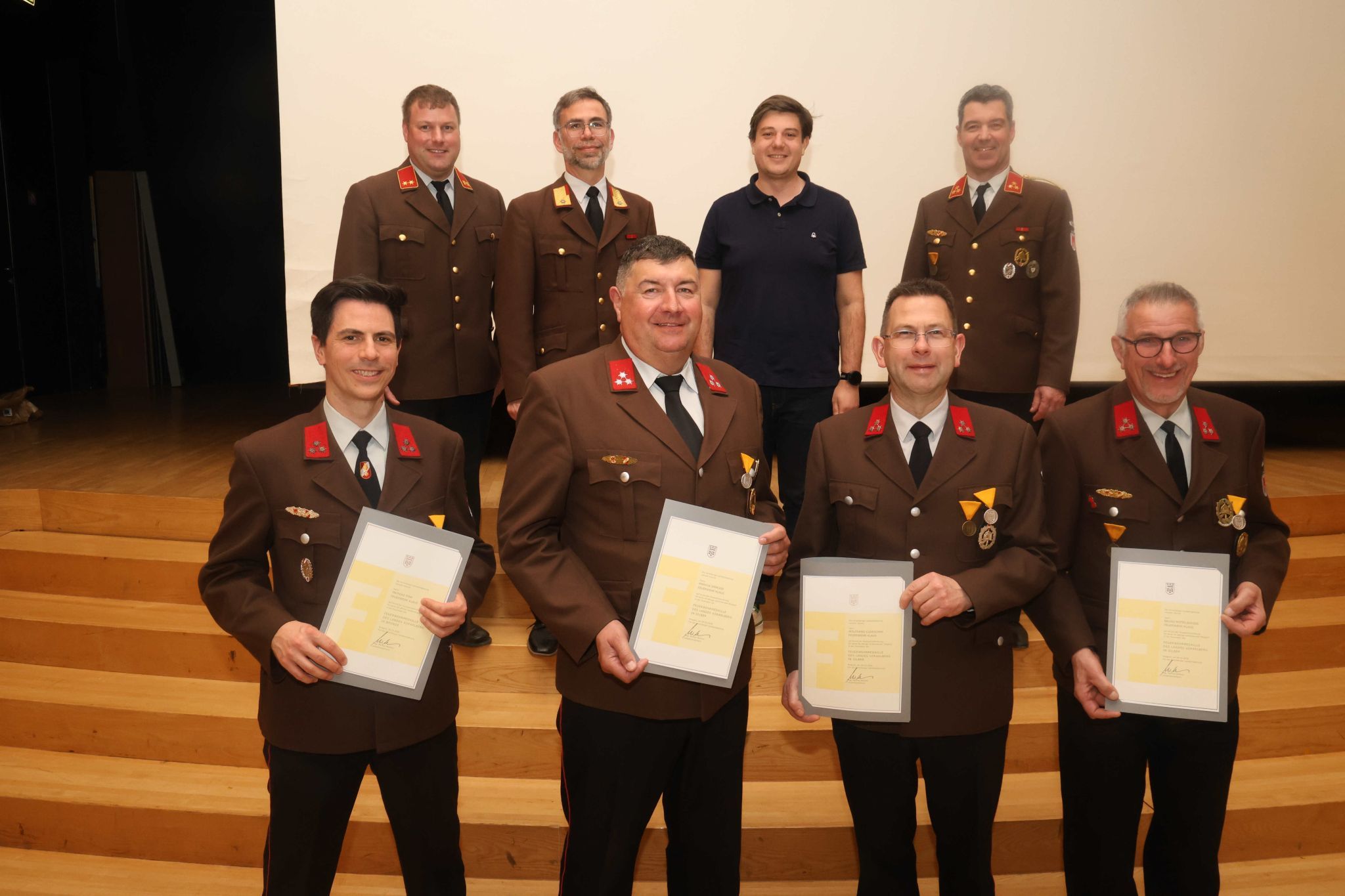 Vorne die Jubilare Mathias Fink, Markus Sperger, Woflgang Ludescher und Bruno Mittelberger. Hinten (v.l.) Kdt-Stellvertreter Lukas Nachbaur, Abschnittskdt. Michael Moosbrugger, Bgm. Simon Morscher und Kommandant Christian Längle.