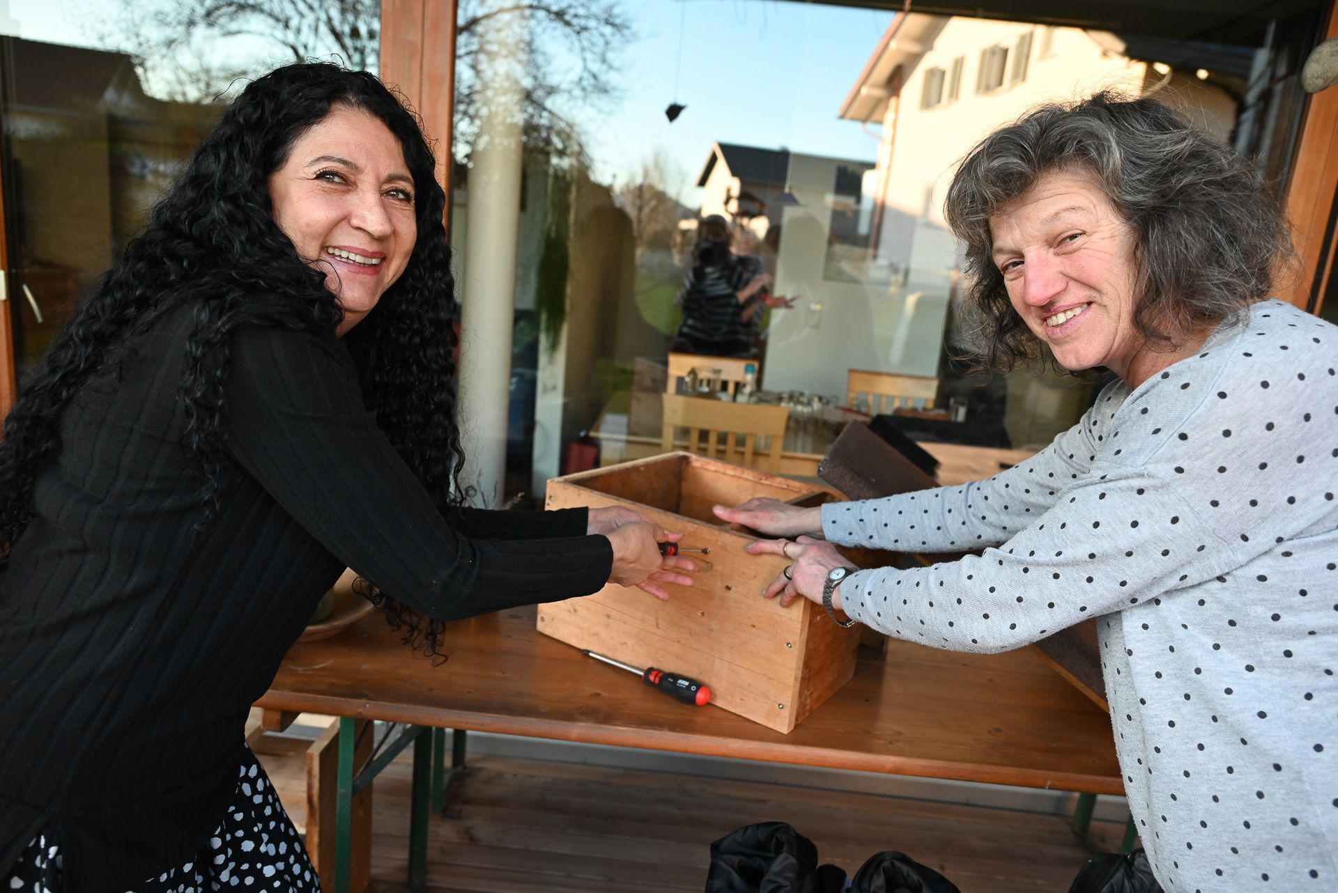 Hichsfi Küng und Juliane Isele zeigen, auf was es beim Bau eines Igelhäuschens ankommt.