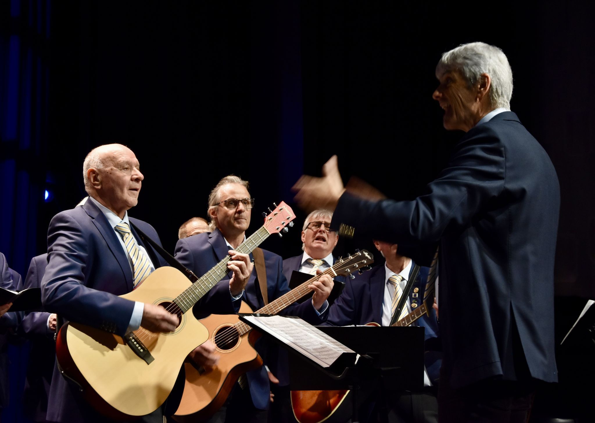 Einzelne Lieder begleiteten Liederkranz-Sänger auf der Gitarre.