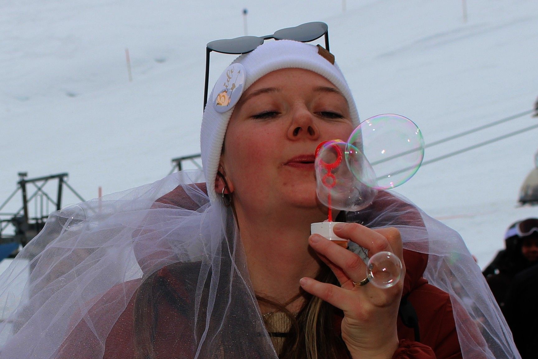 Mit Seifenblasen brachte Annabell schnell vergängliche Farbenspiele auf die Ski & Concert-Bühne.