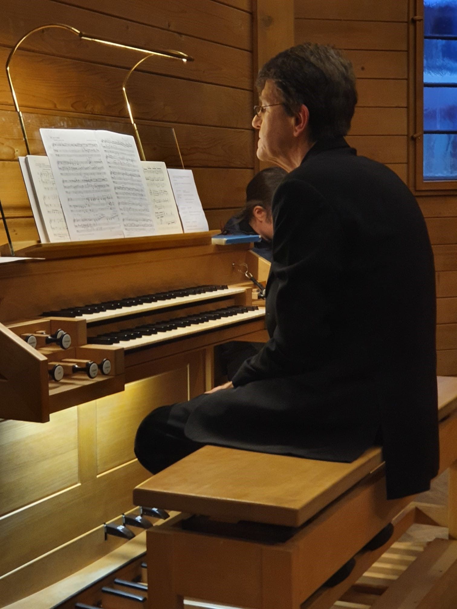 Das Besondere hier ist, dass der Spieltisch der Orgel auf Zuhörerebene positioniert ist, wodurch man das Musizieren auch optisch aus nächster Nähe mitverfolgen kann.