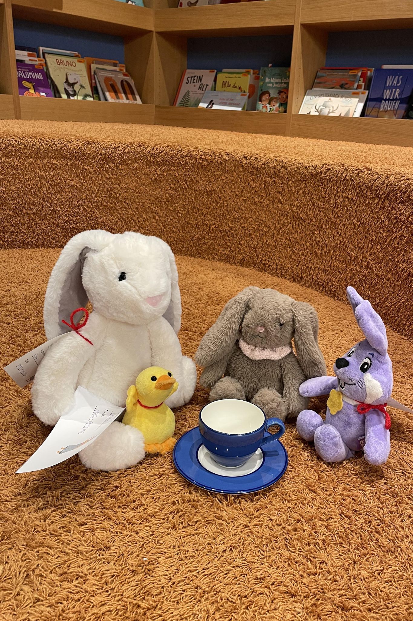 Gemeinsam tranken die Kuscheltiere einen Schlummertrunk vor dem Schlafengehen.