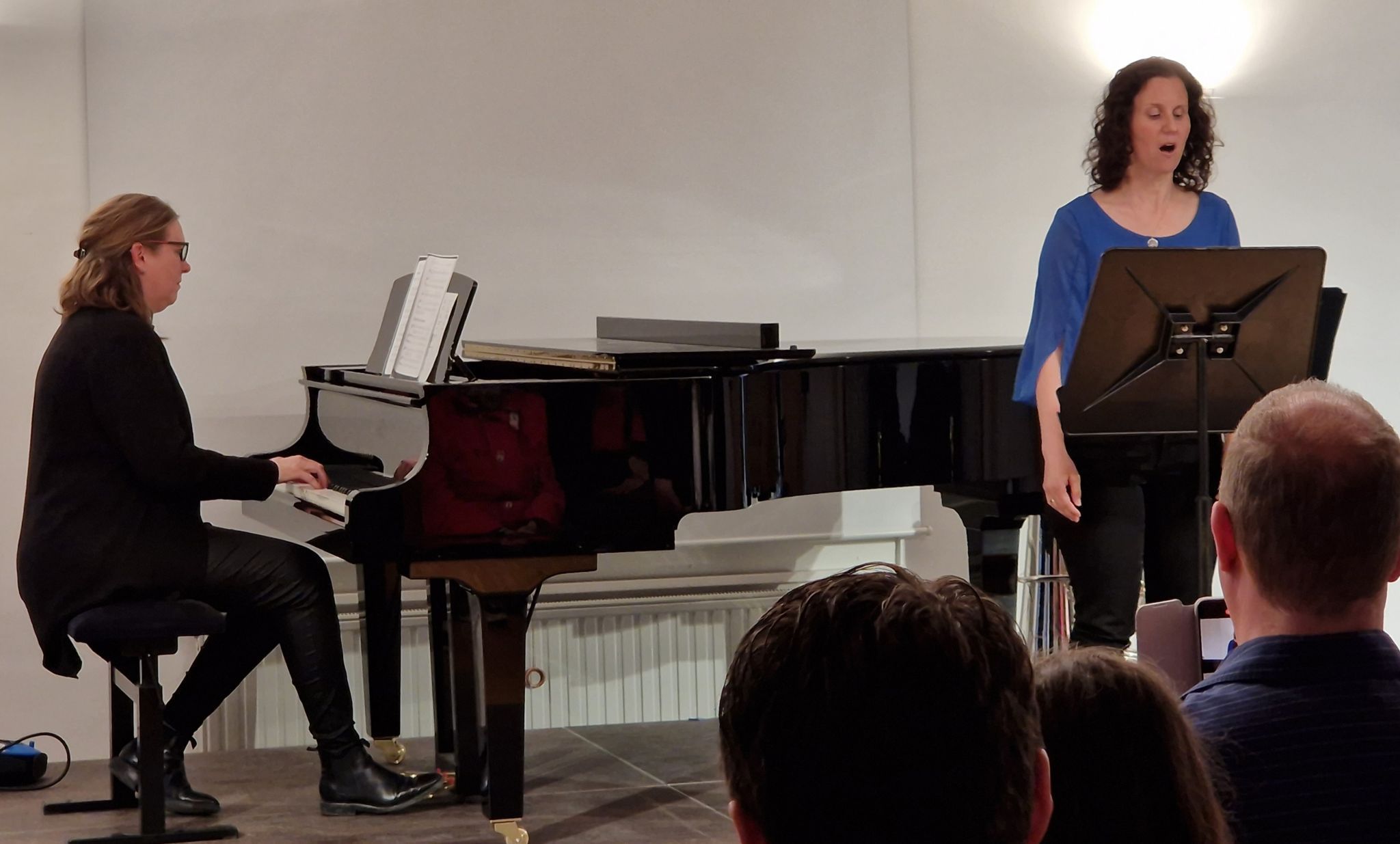 Lehrerin Britta Wagener-Kuhn am Flügel mit Protagonisten. HEFEL