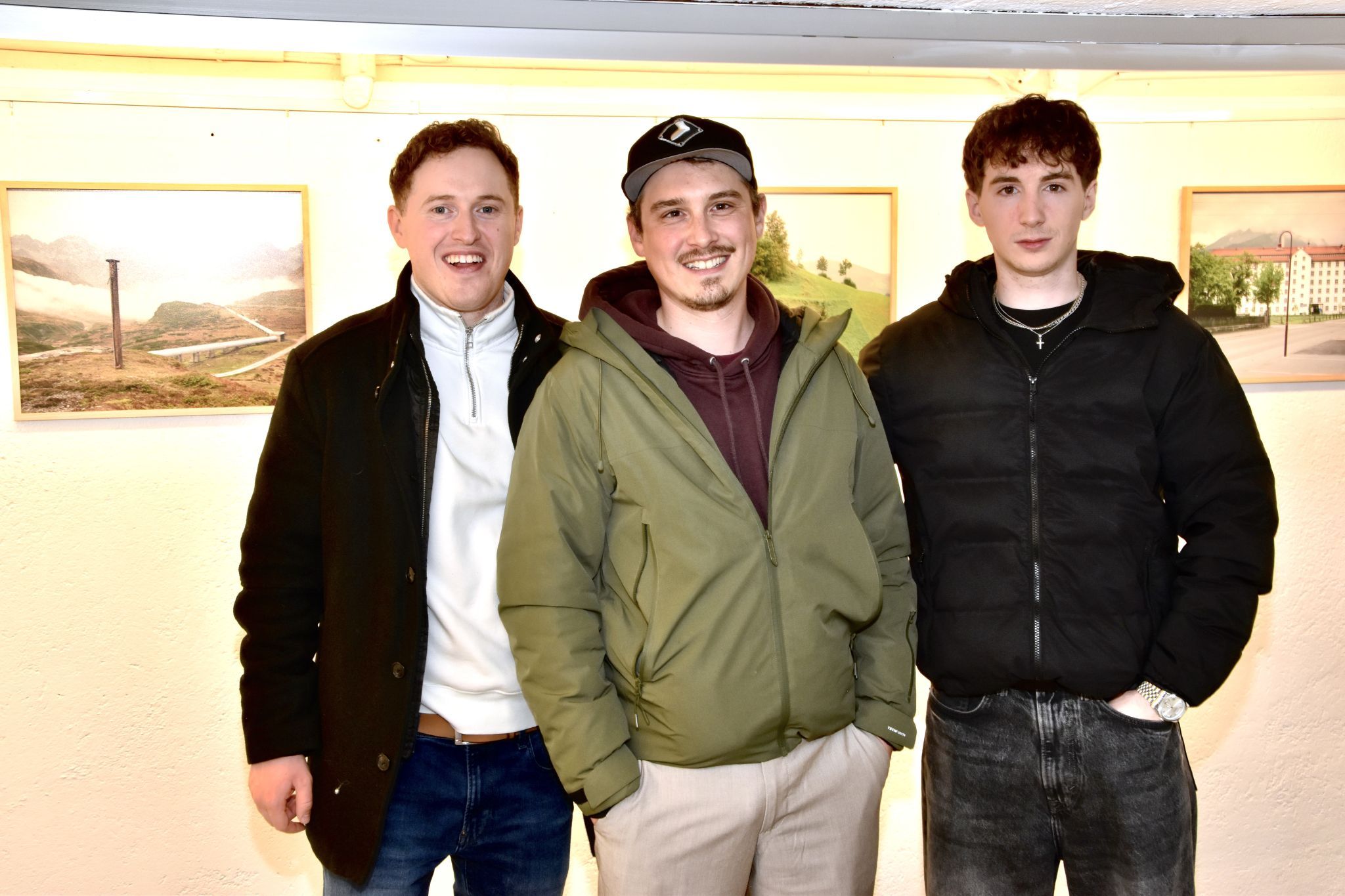 Marco Netzer, Wilfried Schlatter und Jakob Schlatter im Ausstellungsraum mit Arbeiten von Sarah Schlatter, MAP-Kellergalerie in Schruns.