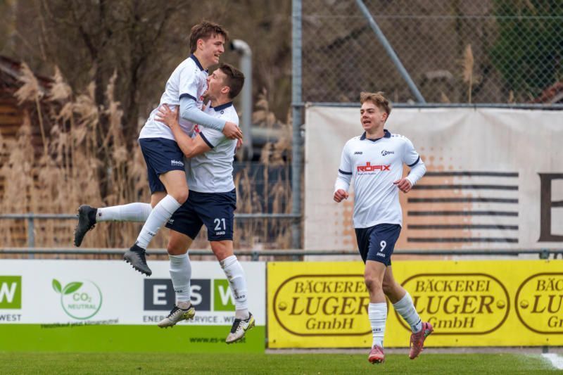 Adrian Knünz mit großem Torjubel. 