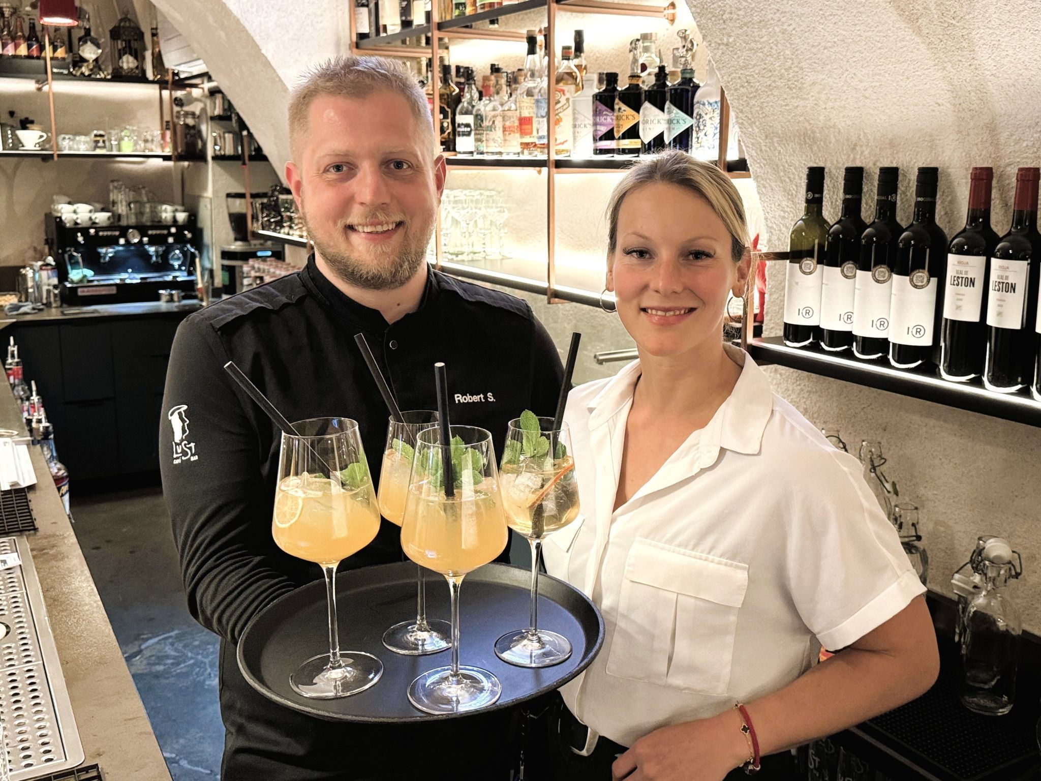 Bar-Chef Robert Suvada und Dominika Borsuk servierten feine Drinks.
