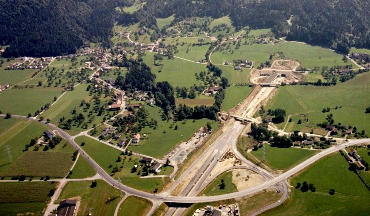 Nach über fünfjähriger Bauzeit wurde dann am 10. Dezember 1980 der 6.718 Meter lange einröhrige Pfändertunnel offiziell in Betrieb genommen.